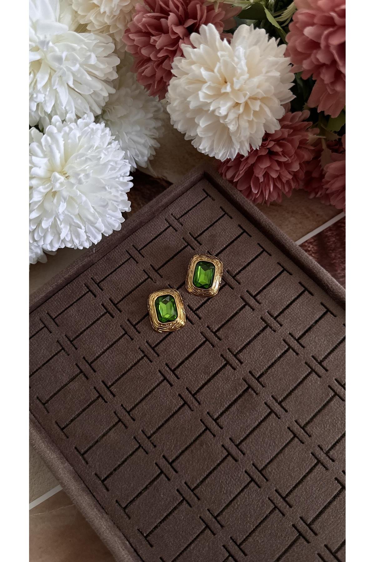 Yeşil taşlı vintage gold küpe