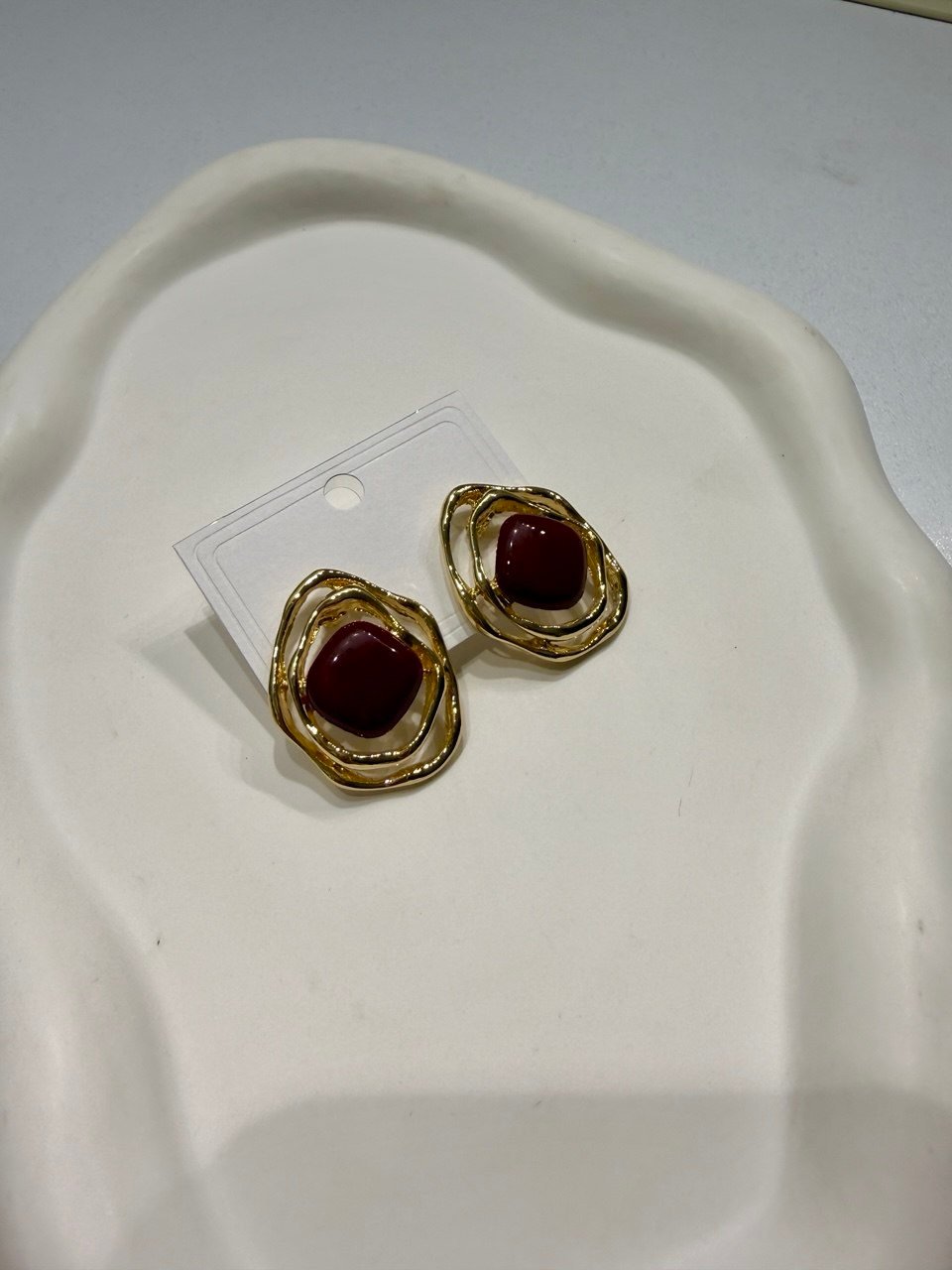 GOLD RENGİ BORDO TAŞLI OVAL KÜPE