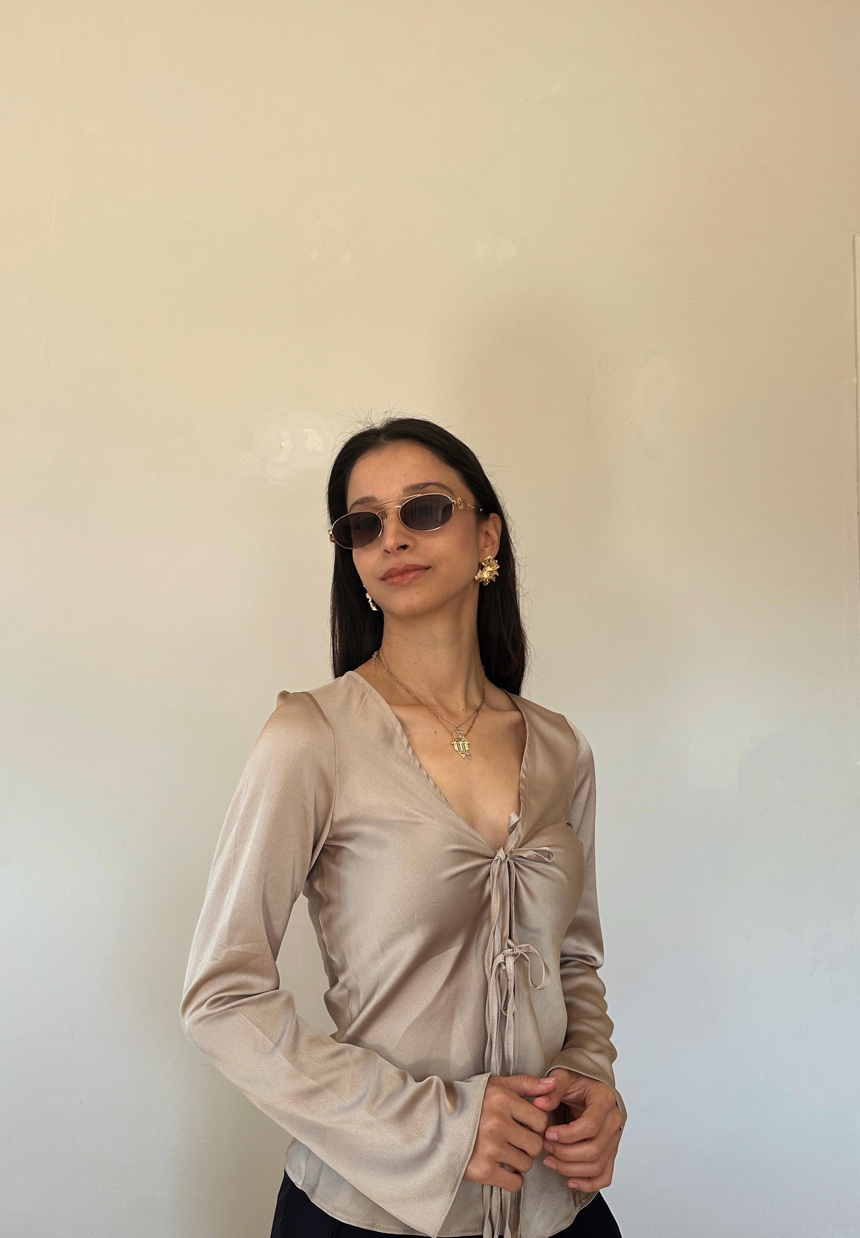 KUM BEJİ ÖNÜ BAĞLAMALI SATEN BLUZ 