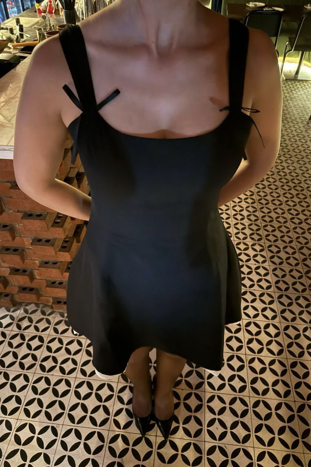 Siyah askılı mini elbise