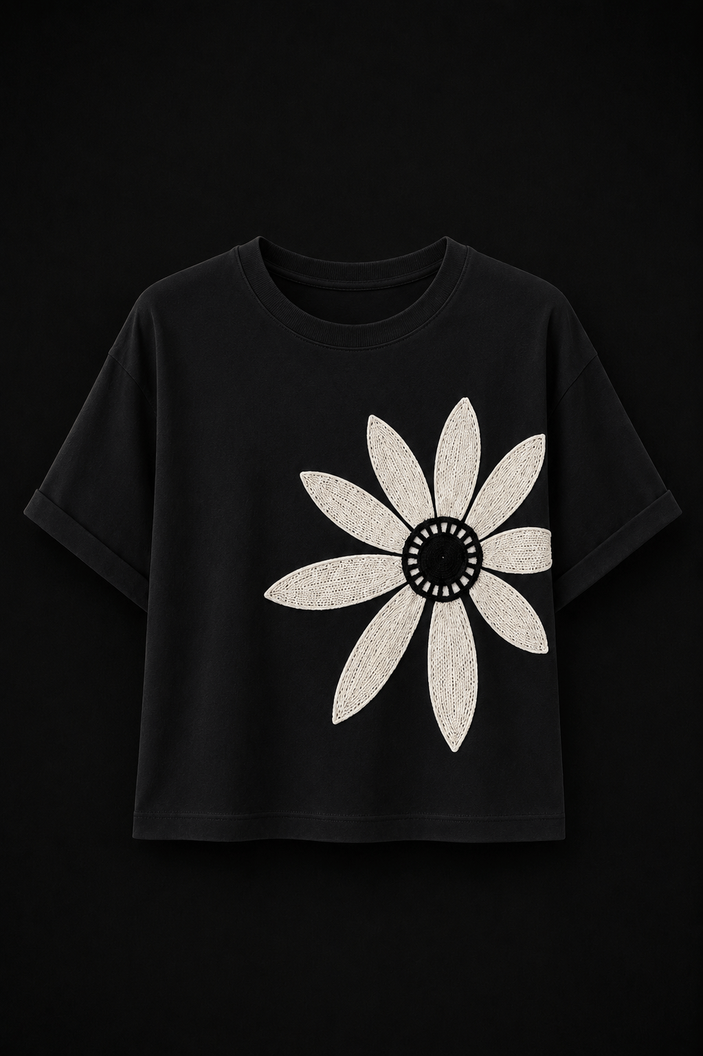 Siyah Pamuklu Bisiklet Yaka Rahat Kalıp Papatya Nakışlı T-Shirt