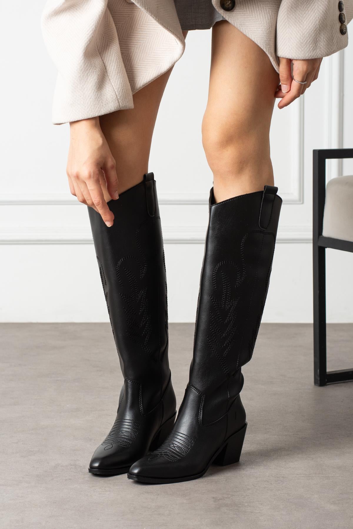 Extra Shoes İstanbul Kadın Siyah Cilt Kov Boy / Cow Girl Nakışlı Detaylı Topuklu Bot Çizme