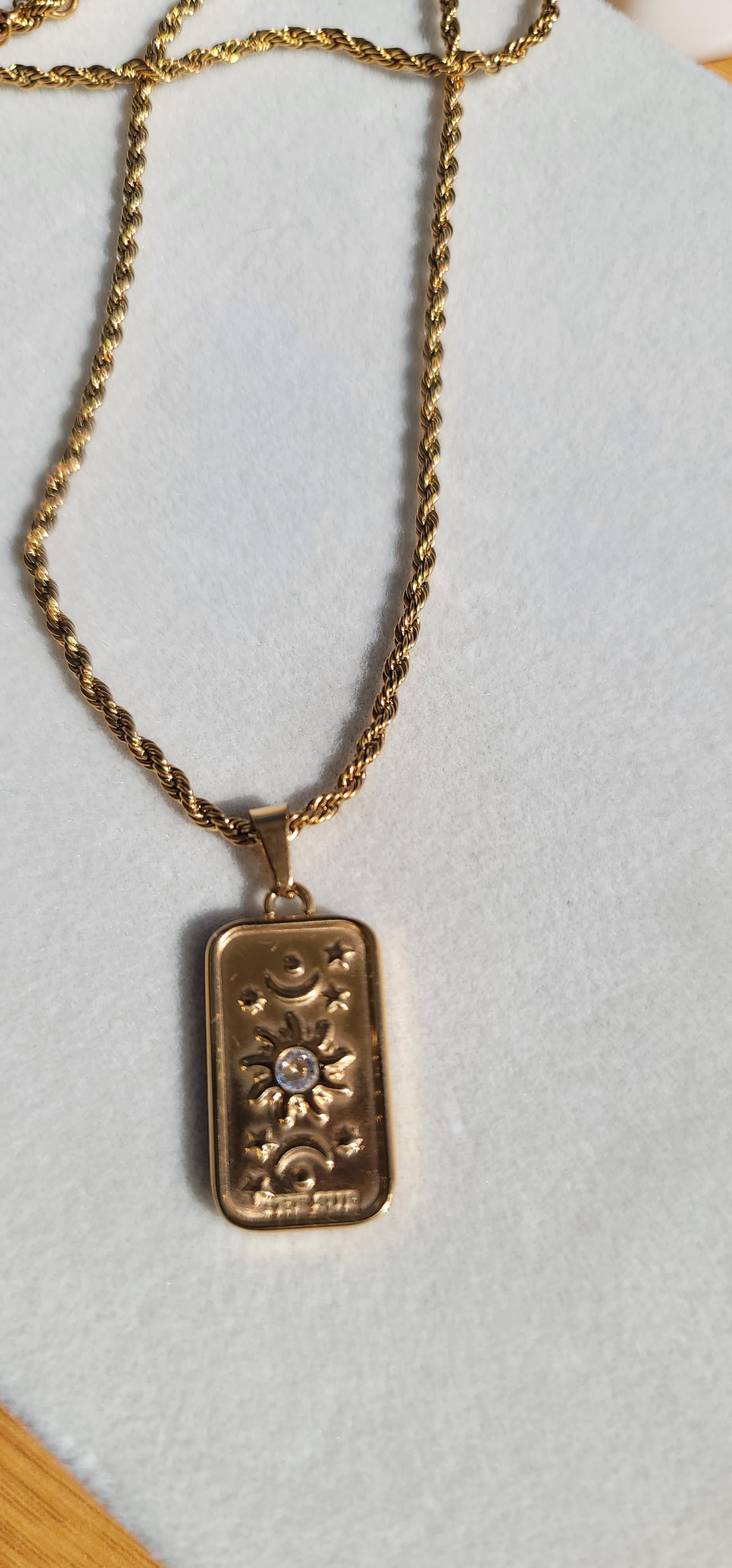 Güneş detaylı vintage kolye