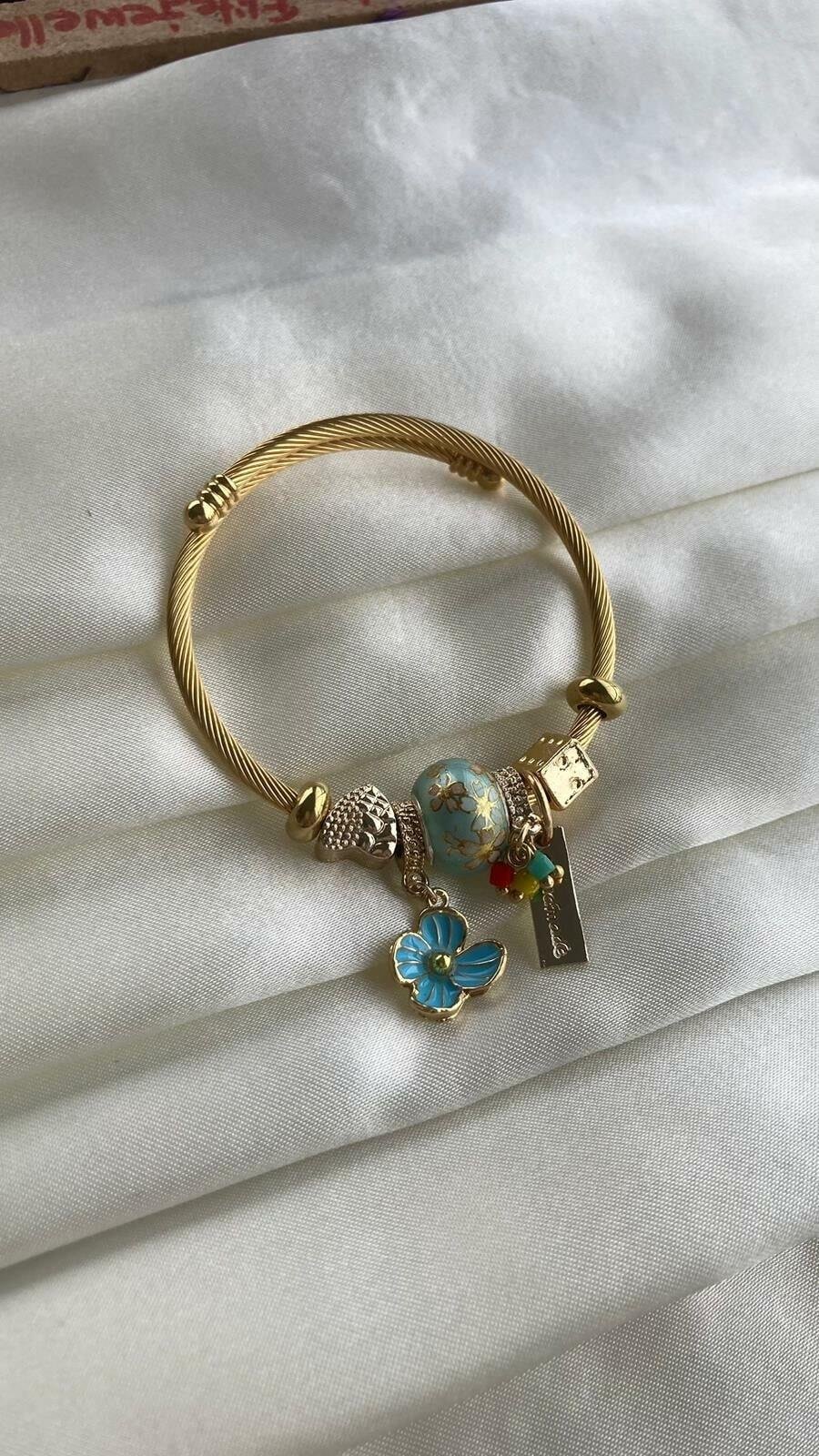 Mavi çiçekli charm bileklik
