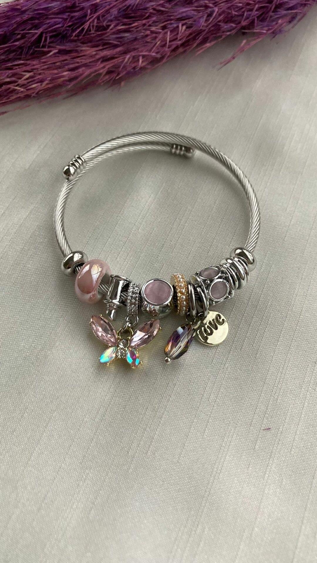 Pembe kelebekli charm bileklik