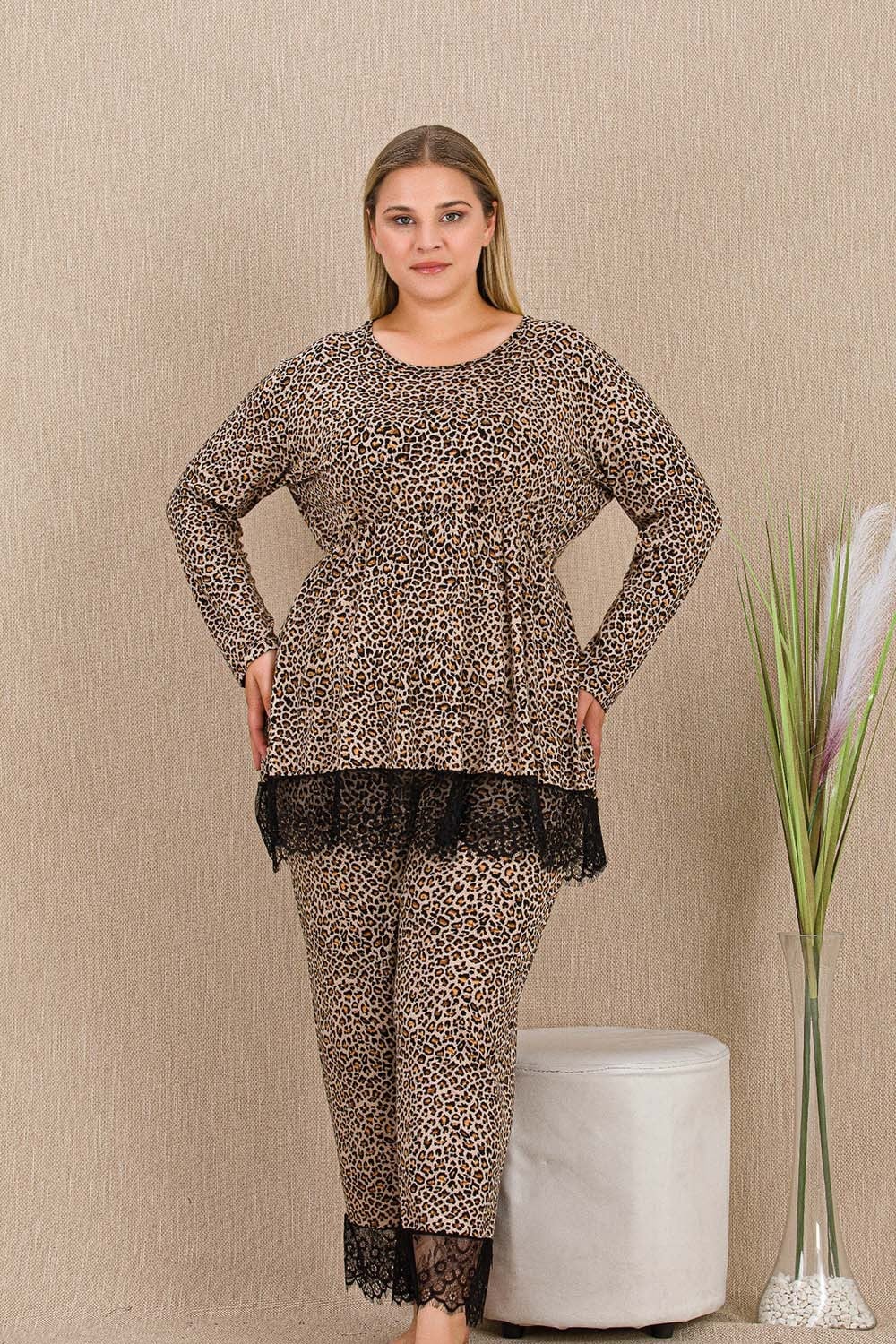 Geniş Dantelli Leoparlı Büyük Beden Pijama Takımı