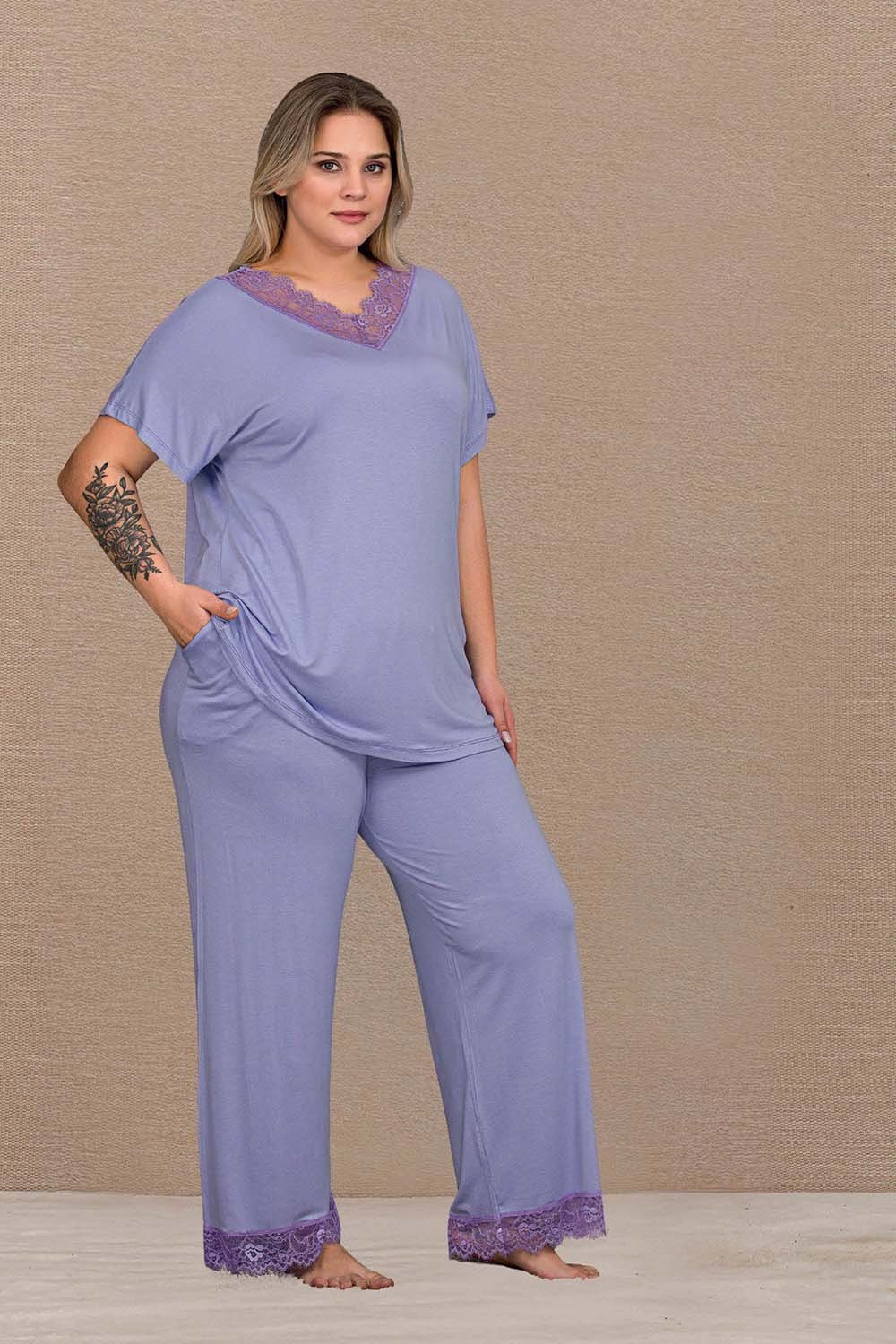 Yaka Geniş Dantelli Büyük Beden Pijama Takımı
