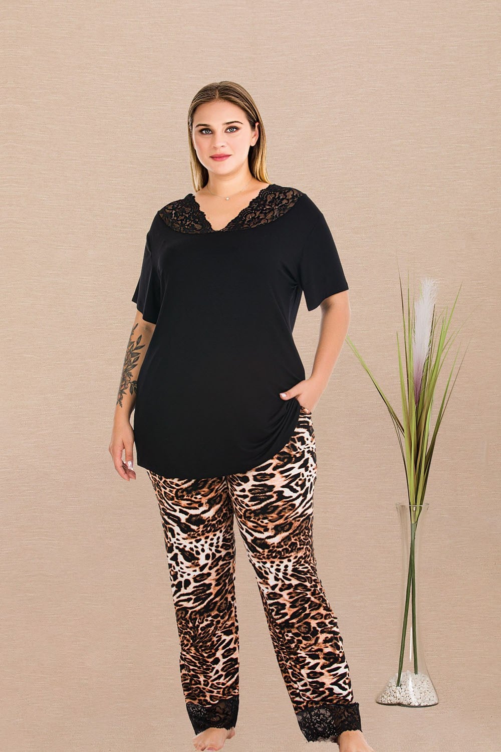 Yaka İçi Dantel Büyük Beden Pijama Takımı