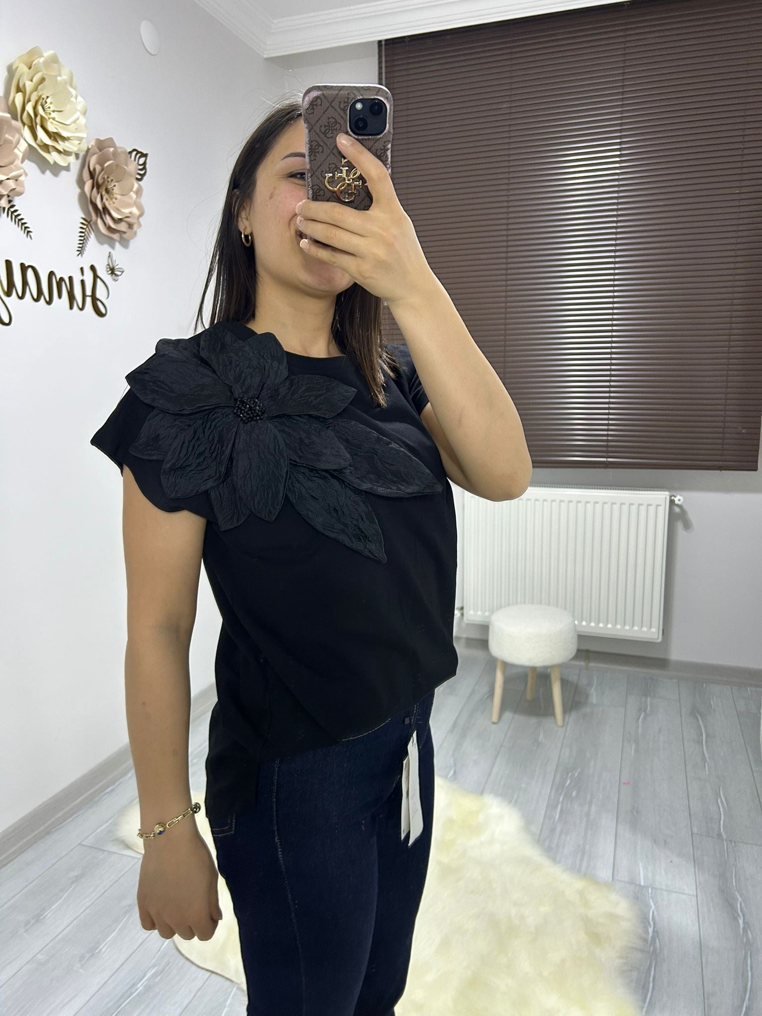 ekru çiçek aplikeli tshirt