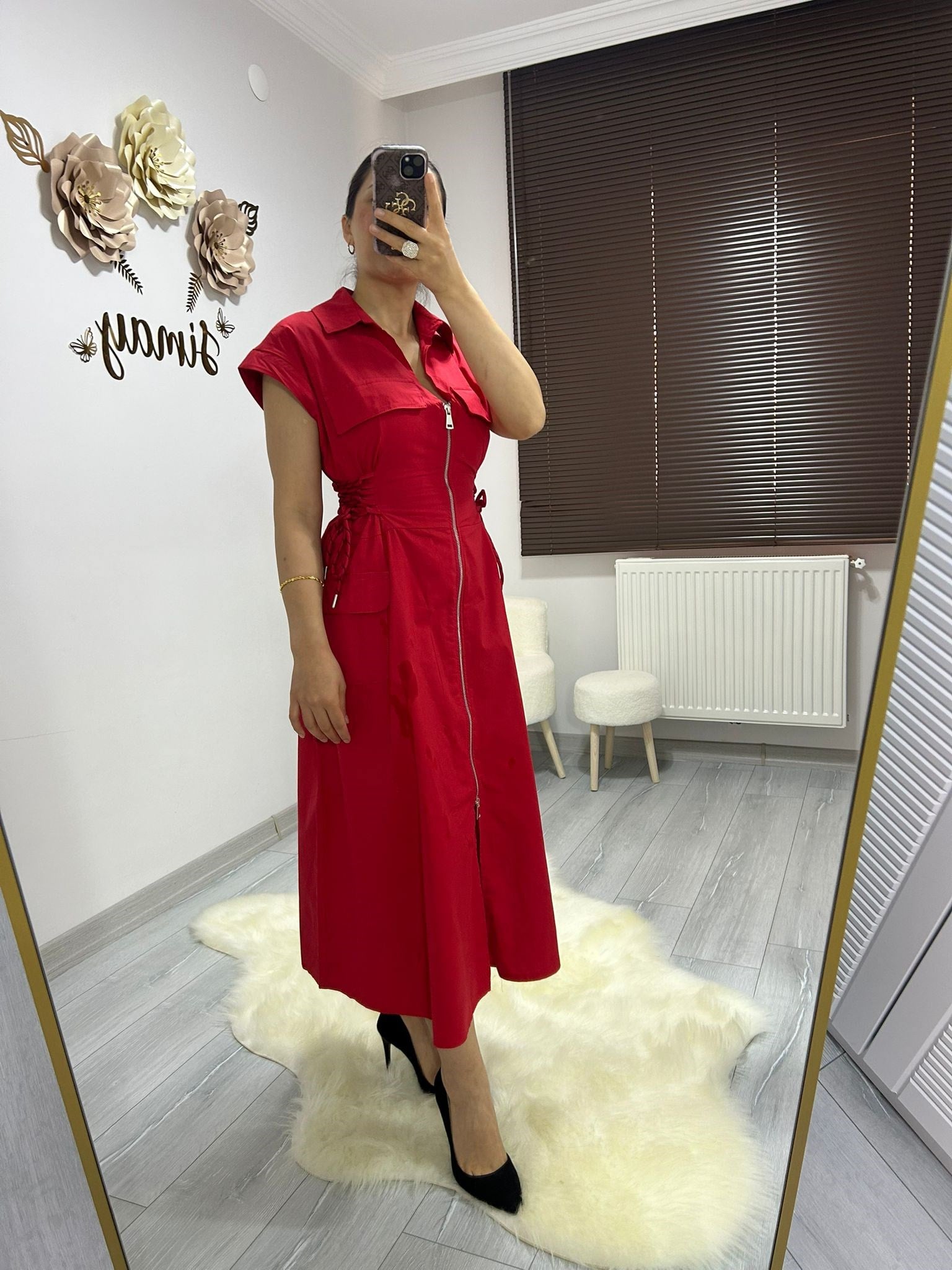 Kırmızı yan bağcık detaylı marka model elbise