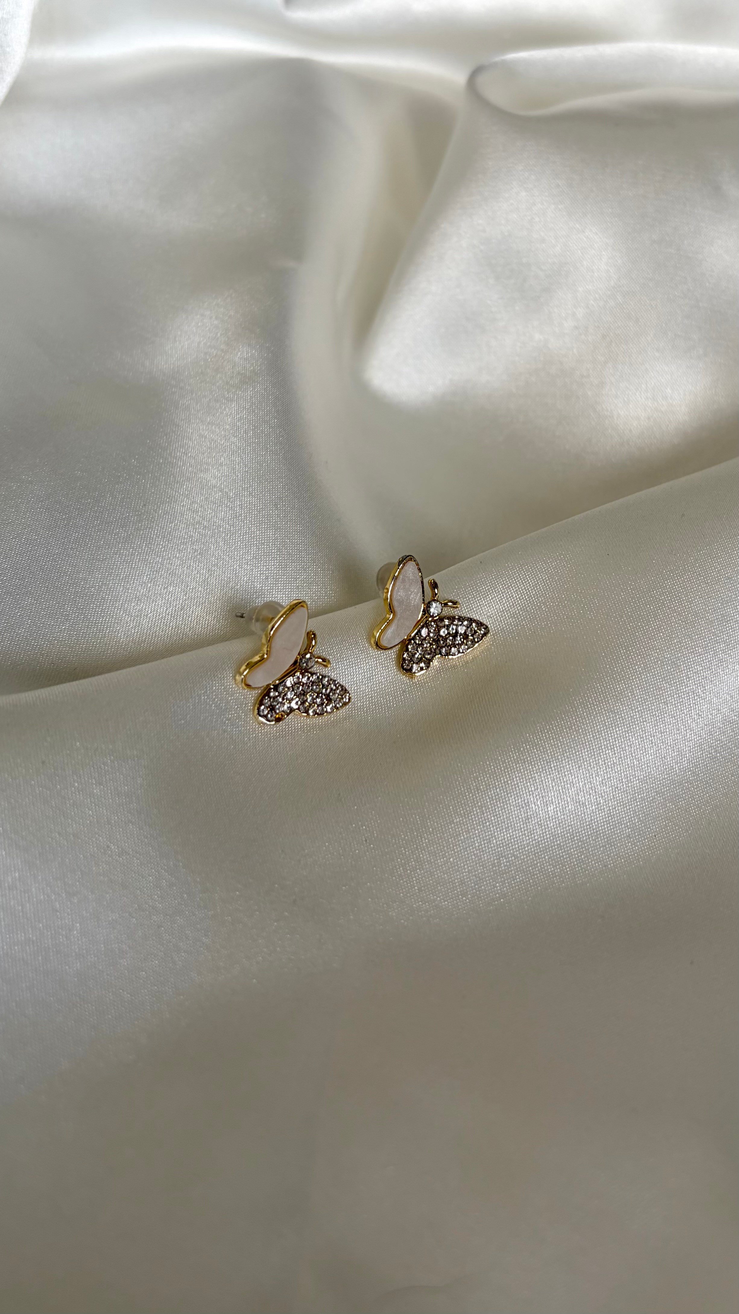 Kadın Gold Detaylı Sedefli Taşlı Minimal Kelebek Küpe
