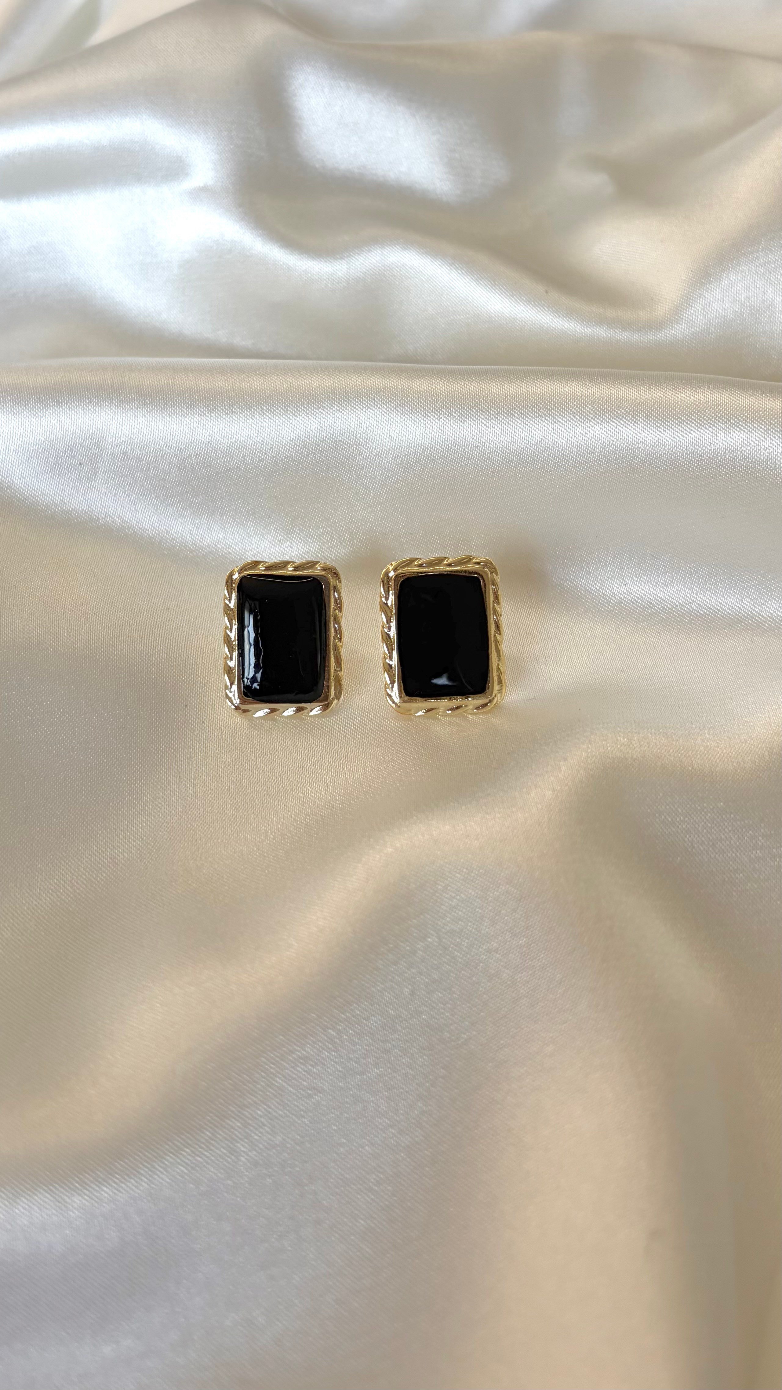 Kadın Gold Detaylı Siyah Renk Kare Küpe