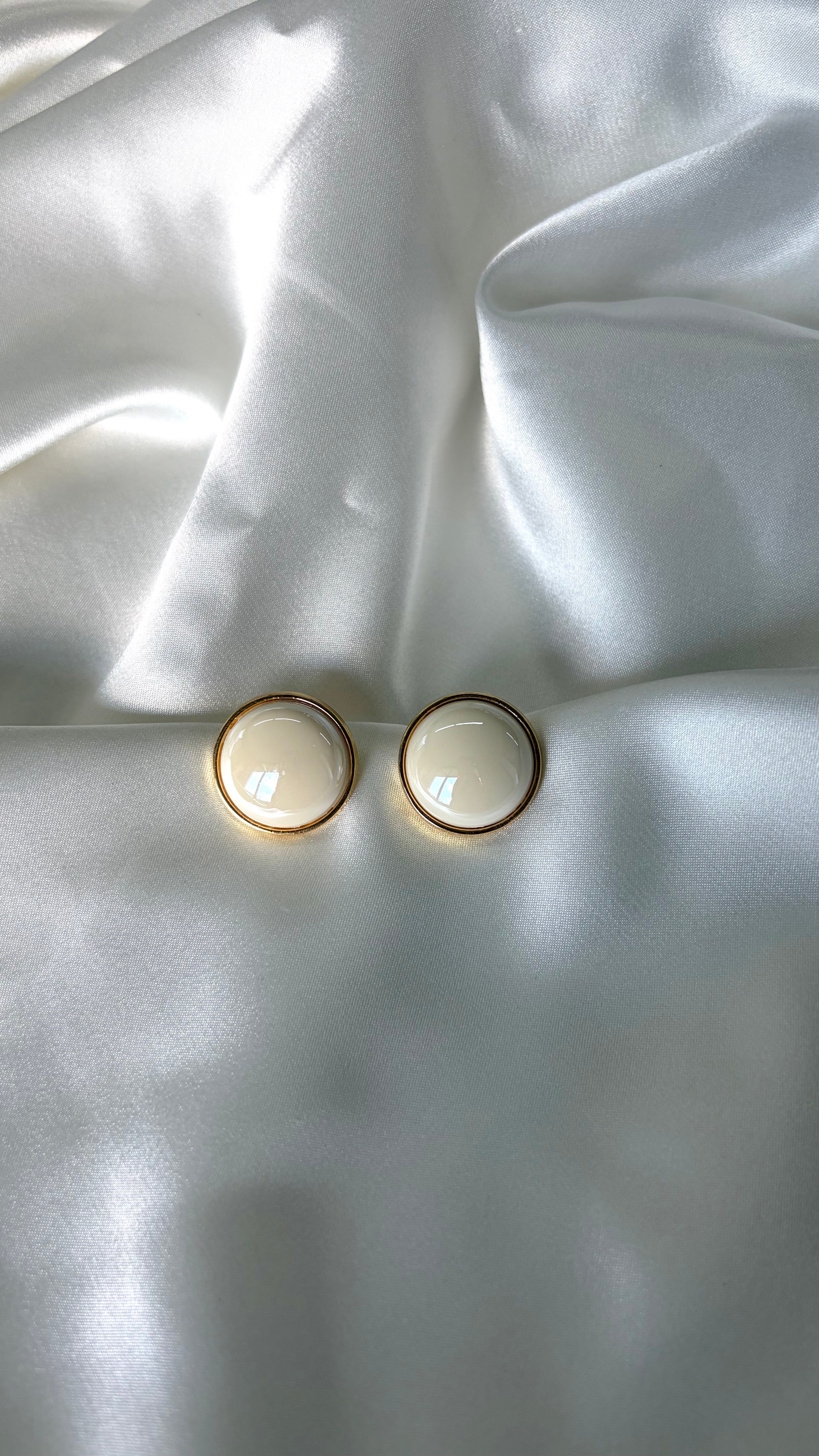 Kadın Gold Detaylı Yuvarlak Krem Renk Küpe