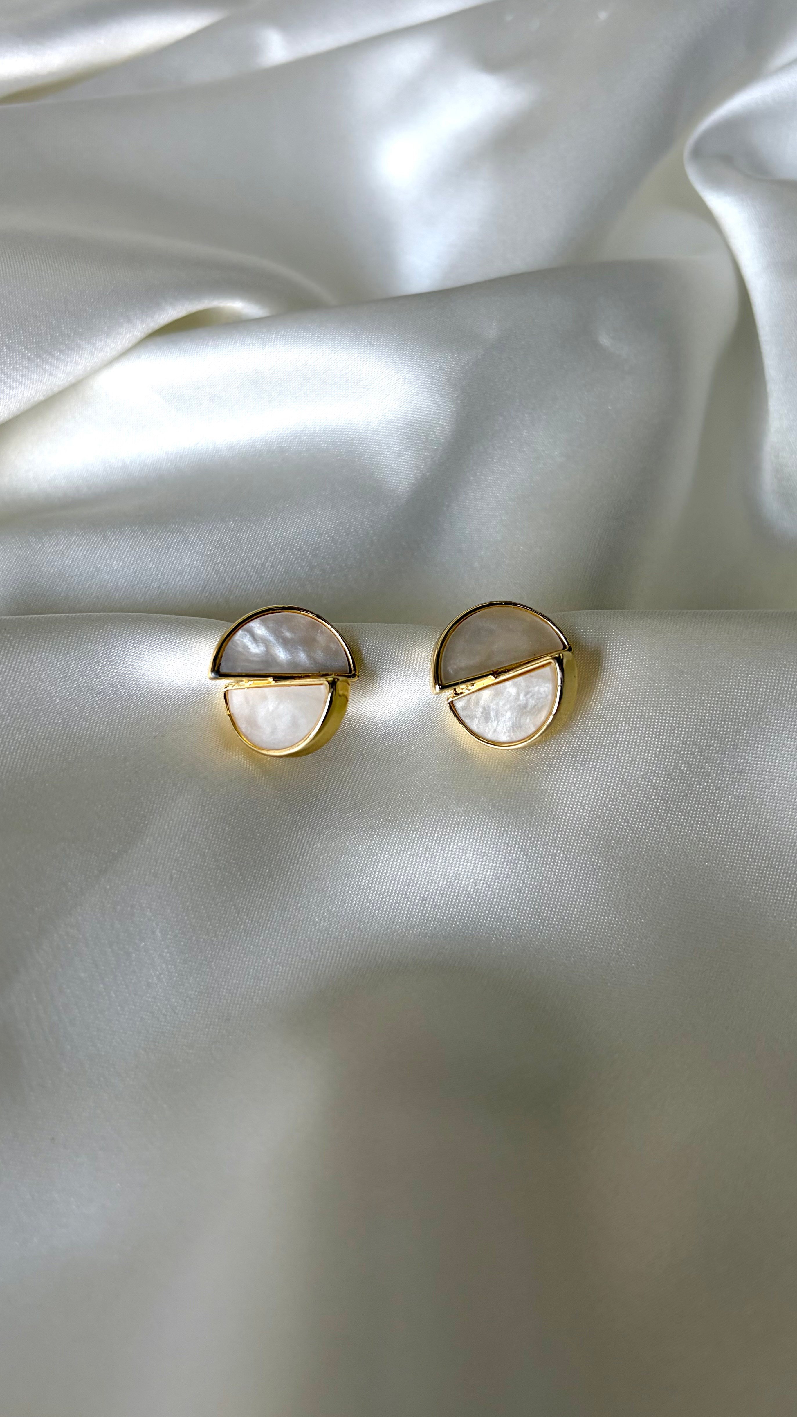 Kadın Gold Renk Sedefli Tasarım Küpe