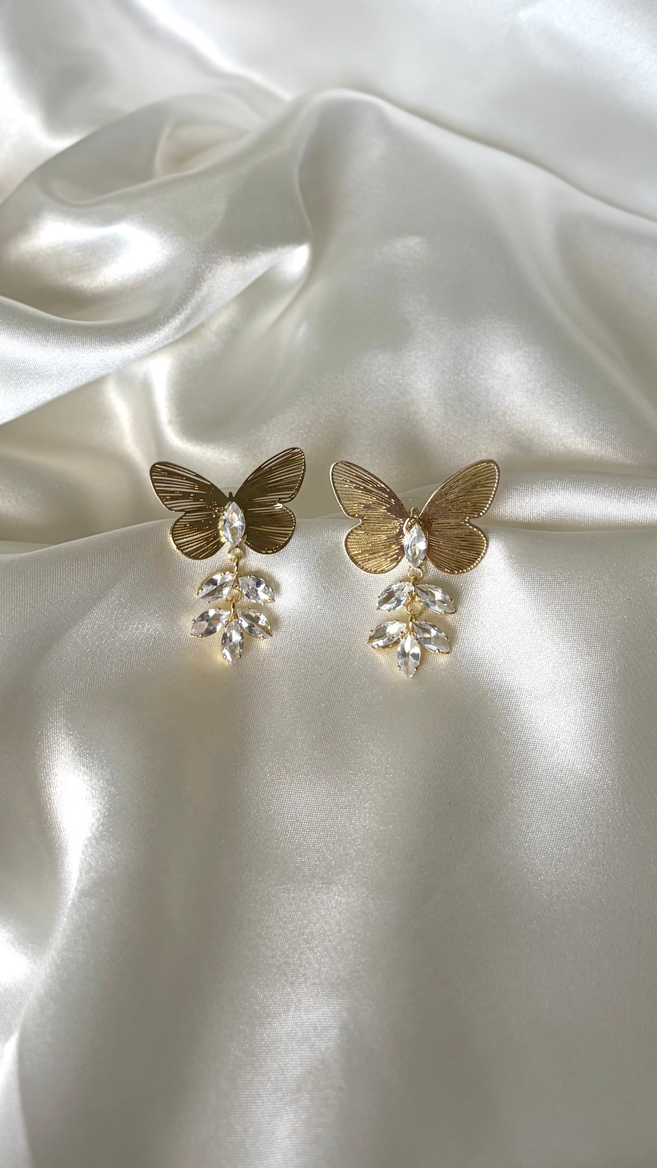 Kadın Gold Renk Taşlı Kelebek Model Sallantılı Küpe