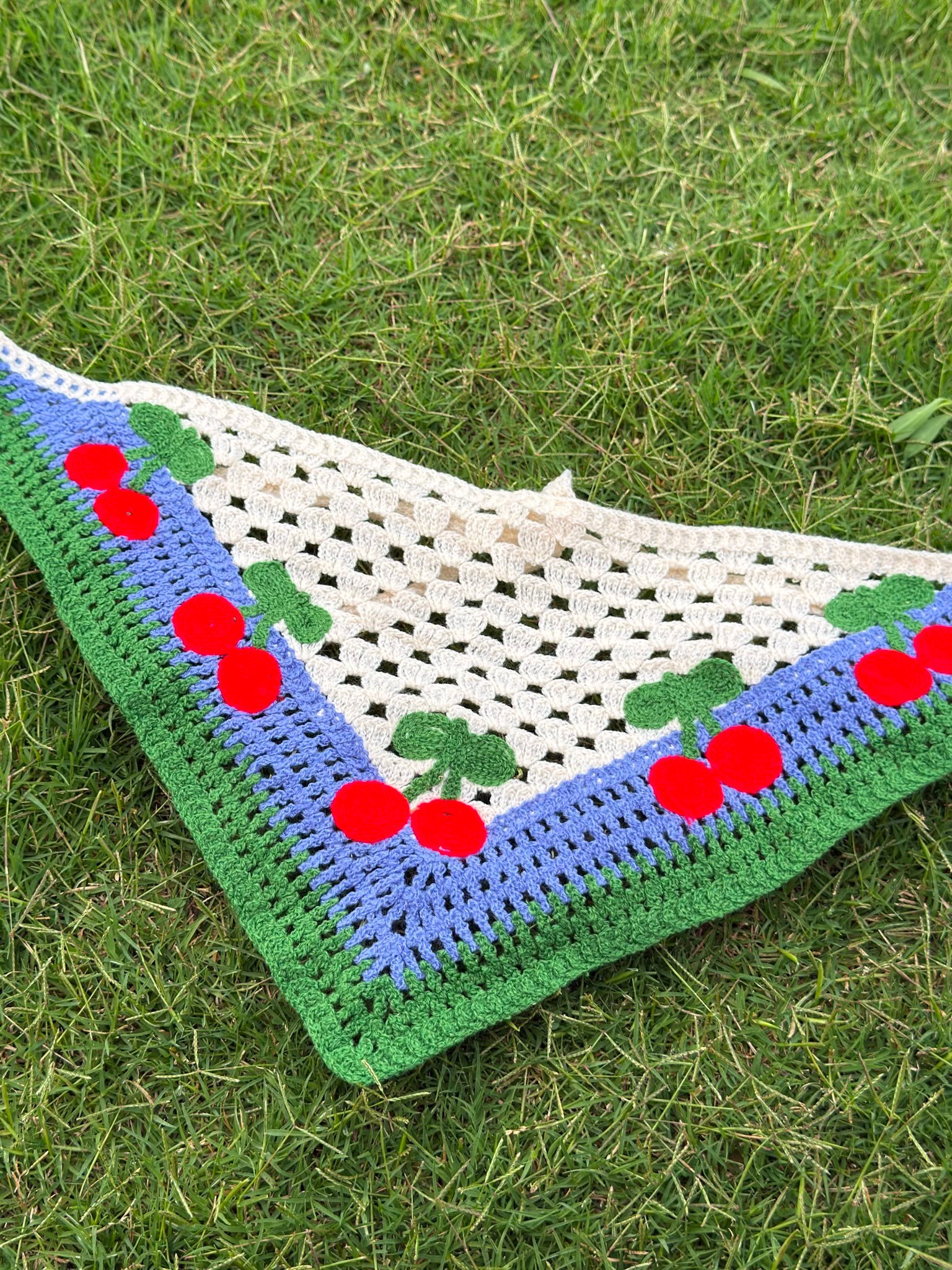 Koyu Yeşil Kenarlı Kiraz  Desenli Üçgen İpli Bandana