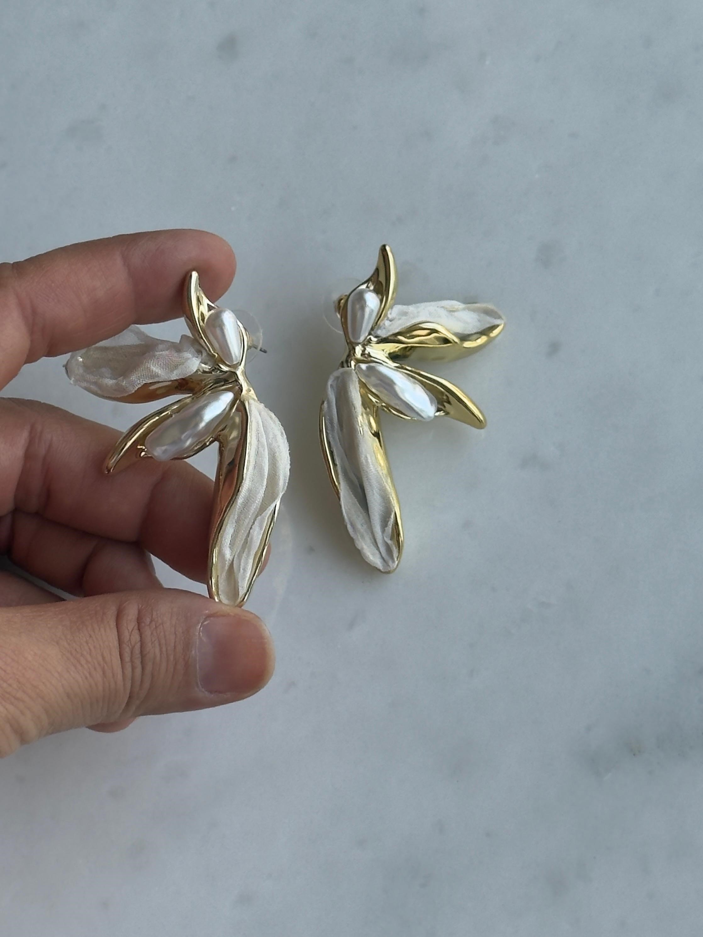 Özel Seri Beyaz Tül Detaylı Yaprak Tasarım Gold Küpe