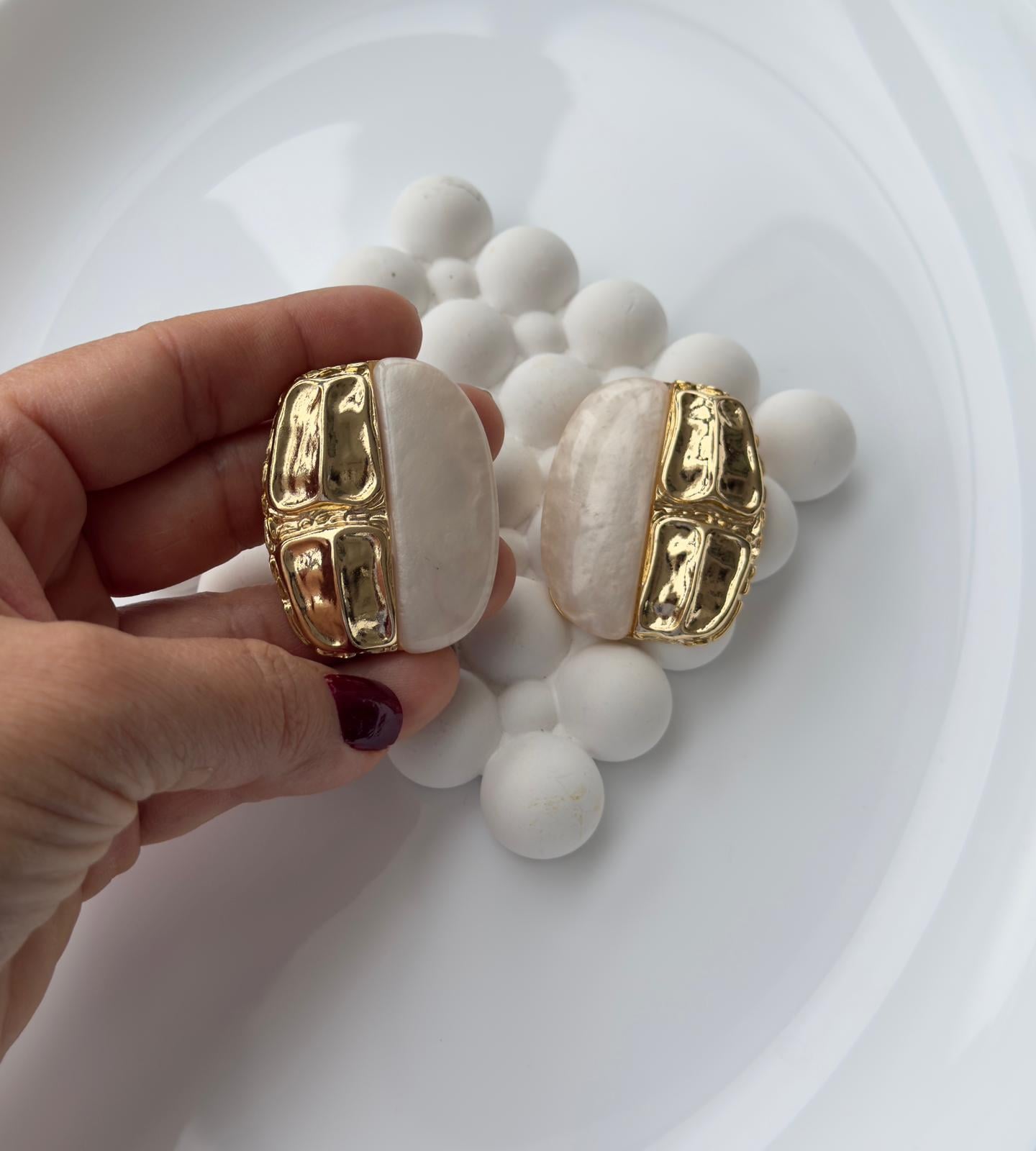 Özel Seri Ekru Mineli Gold Detaylı Küpe