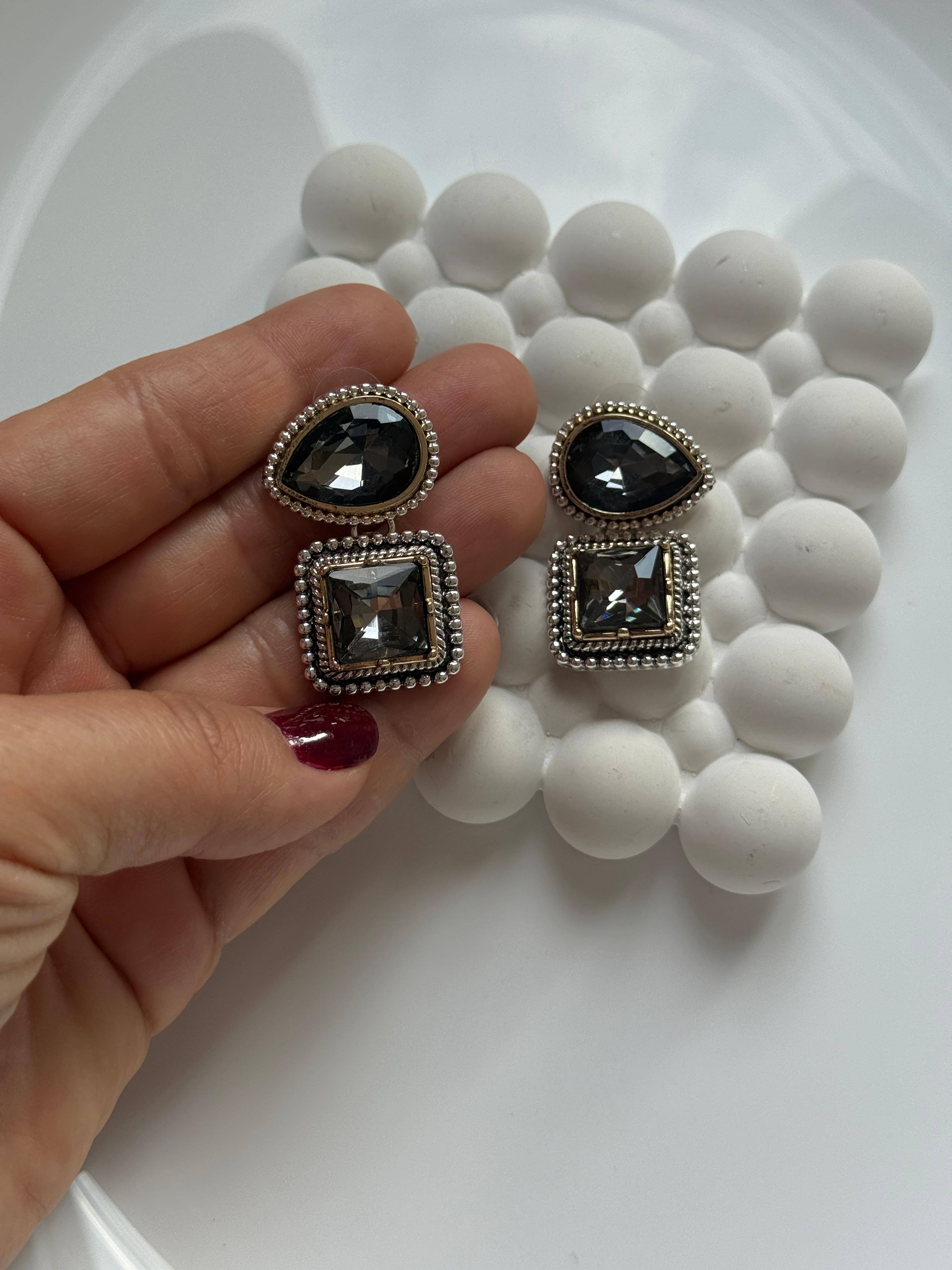 Özel Seri Siyah Zümrüt Kare Küpe