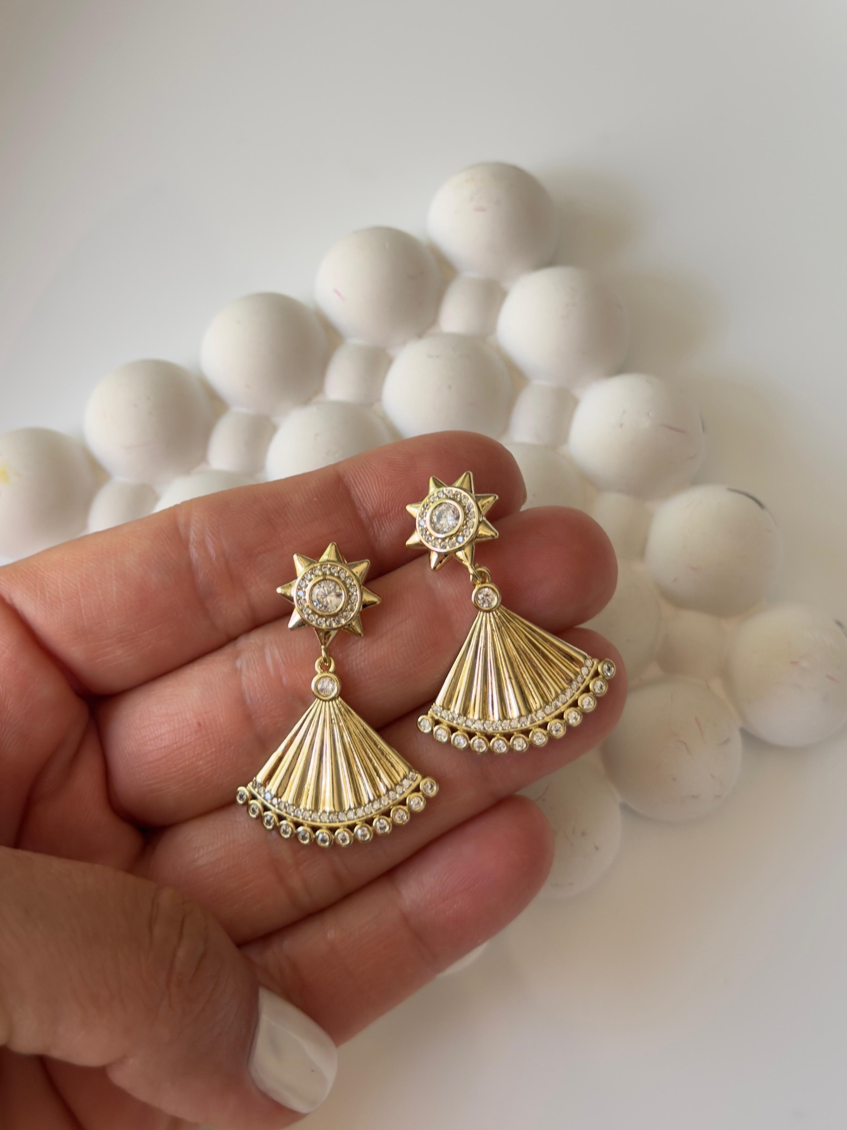 Vip 14k Sallantılı Taşlı Yelpaze Küpe 