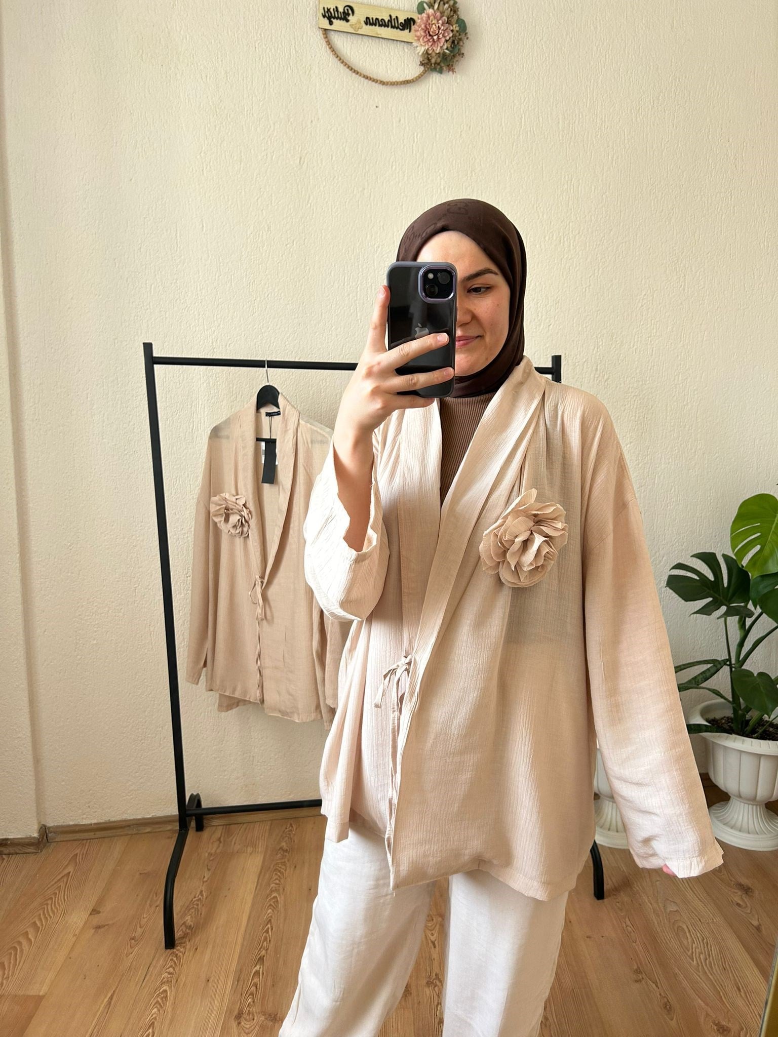 Gül Broşlu Kimono Krem