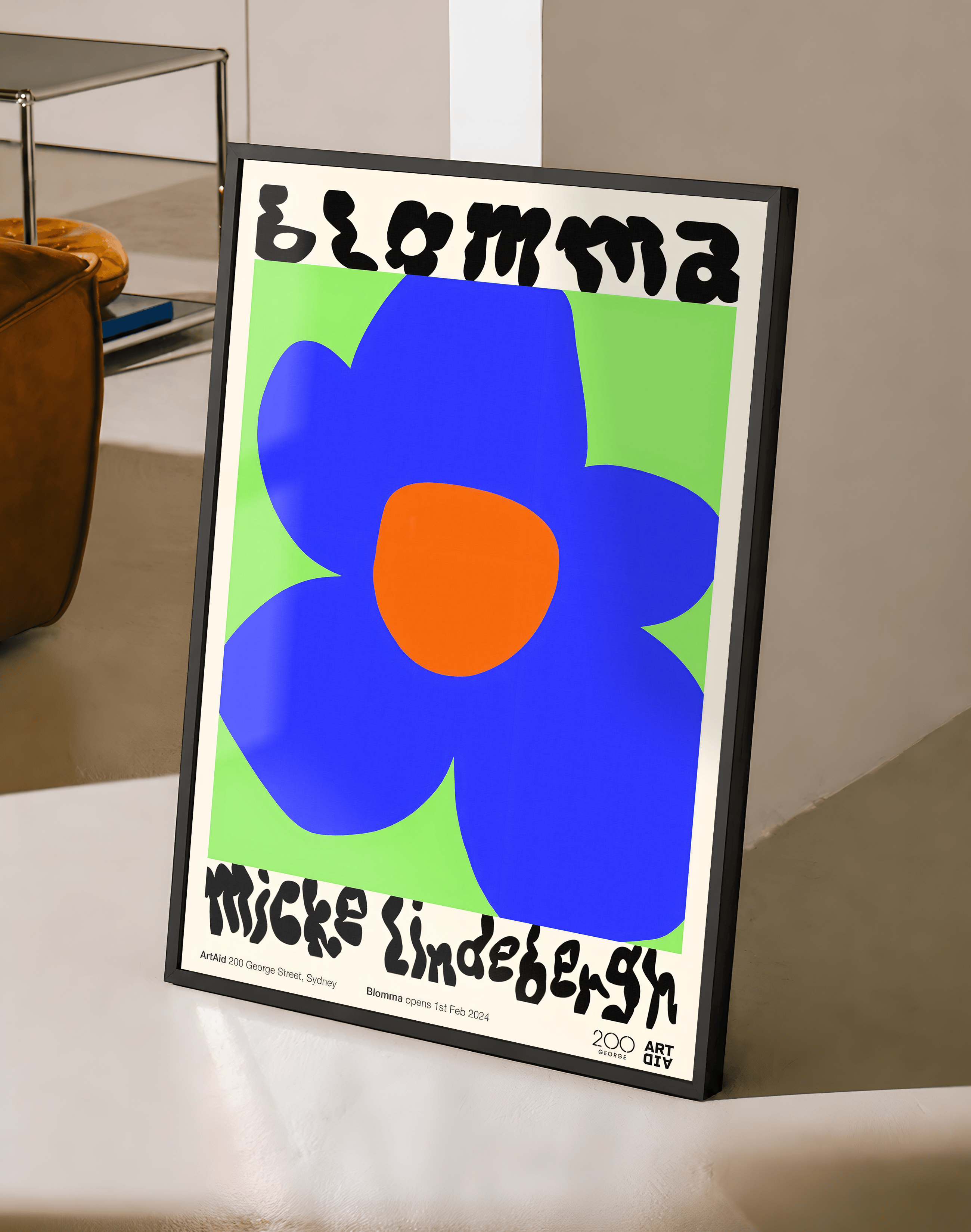 Blomma Blue Flower Modern Duvar Tablosu – Yeşil Zeminli Tipografik Çiçek Poster