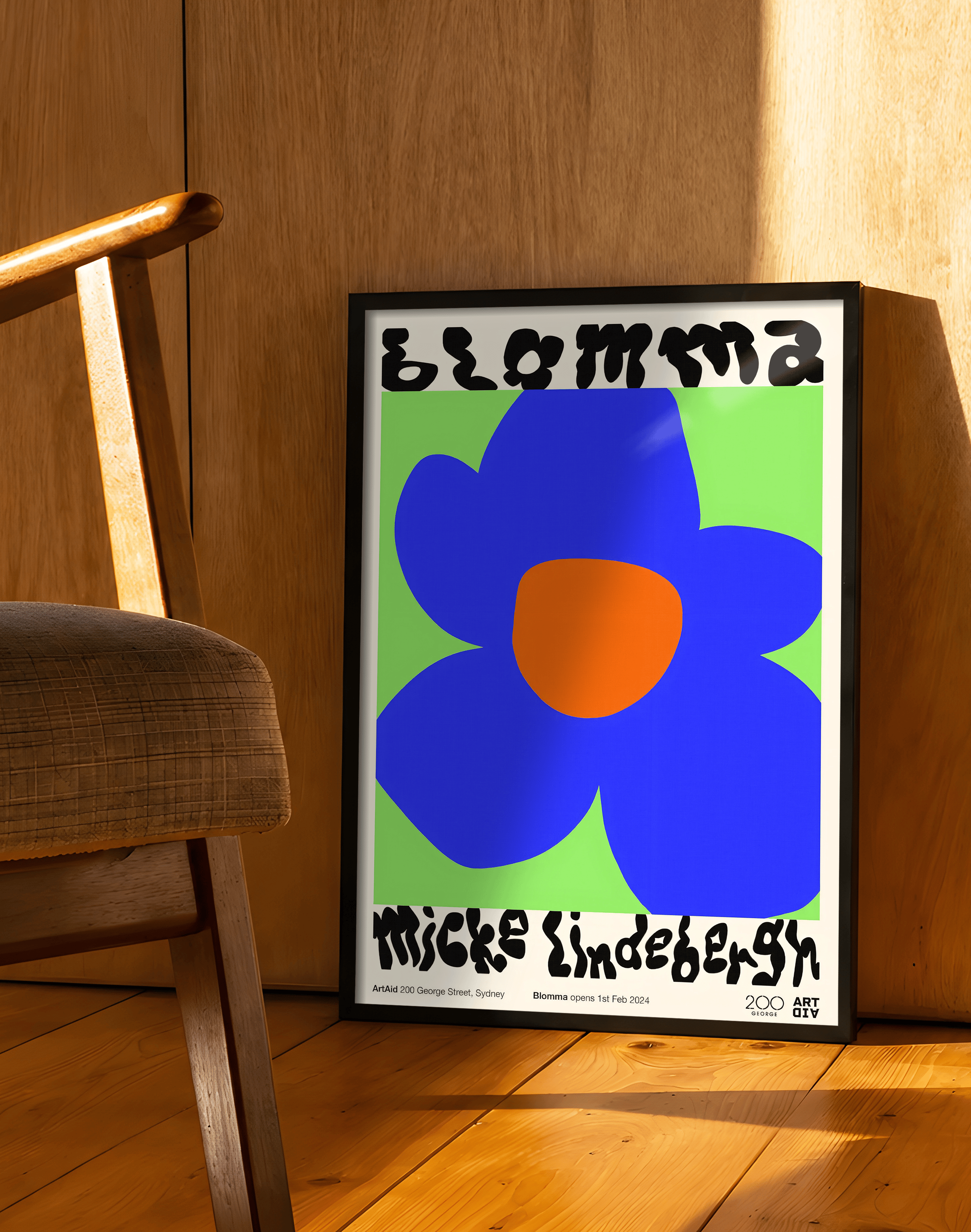 Blomma Blue Flower Modern Duvar Tablosu – Yeşil Zeminli Tipografik Çiçek Poster