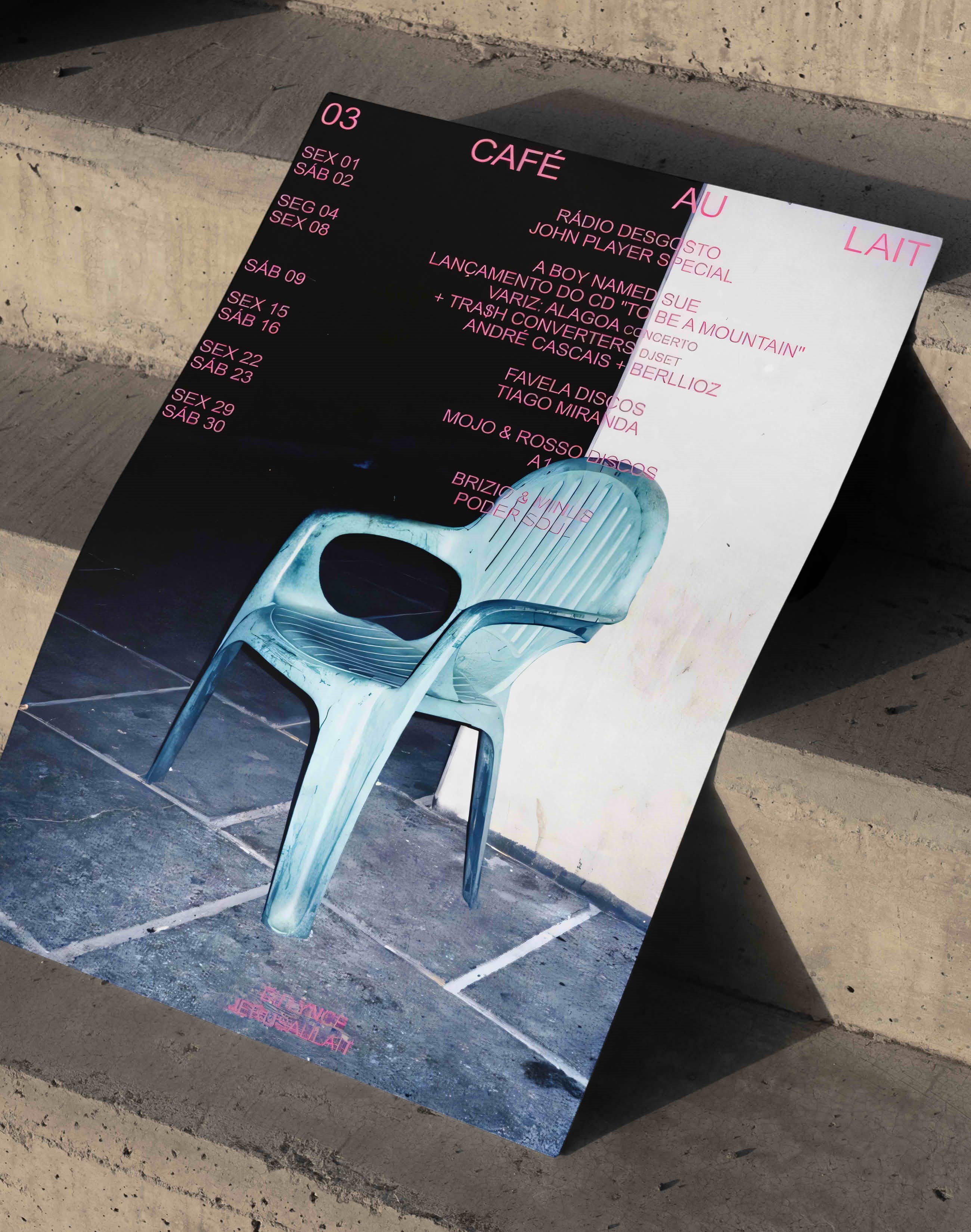 Café au Lait Modern Duvar Tablosu - Mavi Sandalye Fotoğrafik Poster