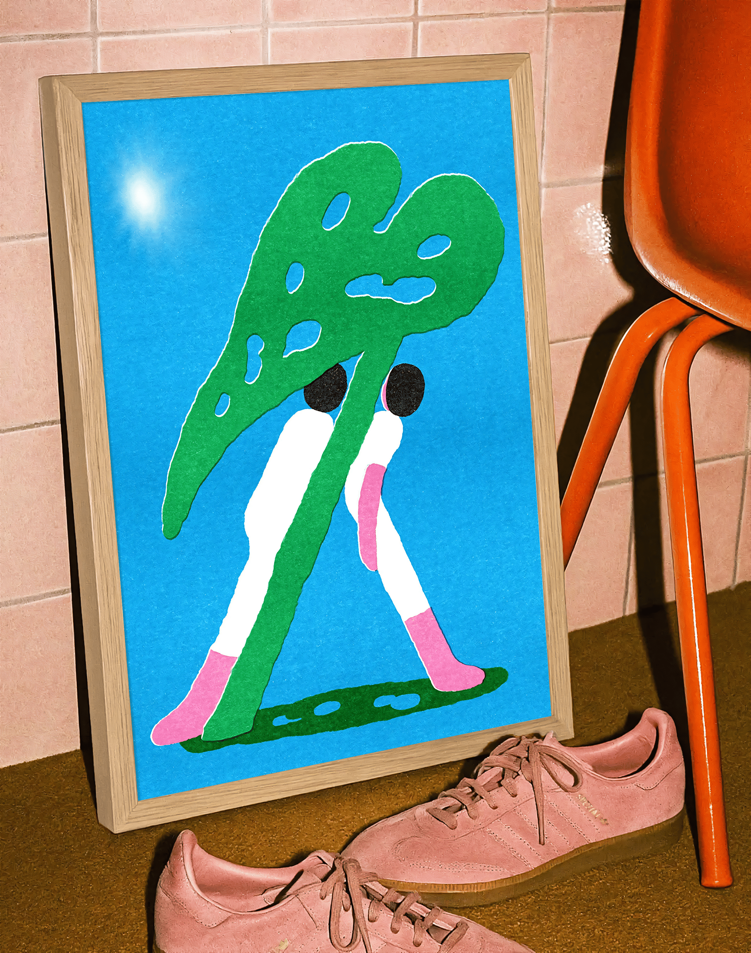 Green Stride Modern Duvar Tablosu – Mavi Zeminli Sürreal Yürüyen Form Poster