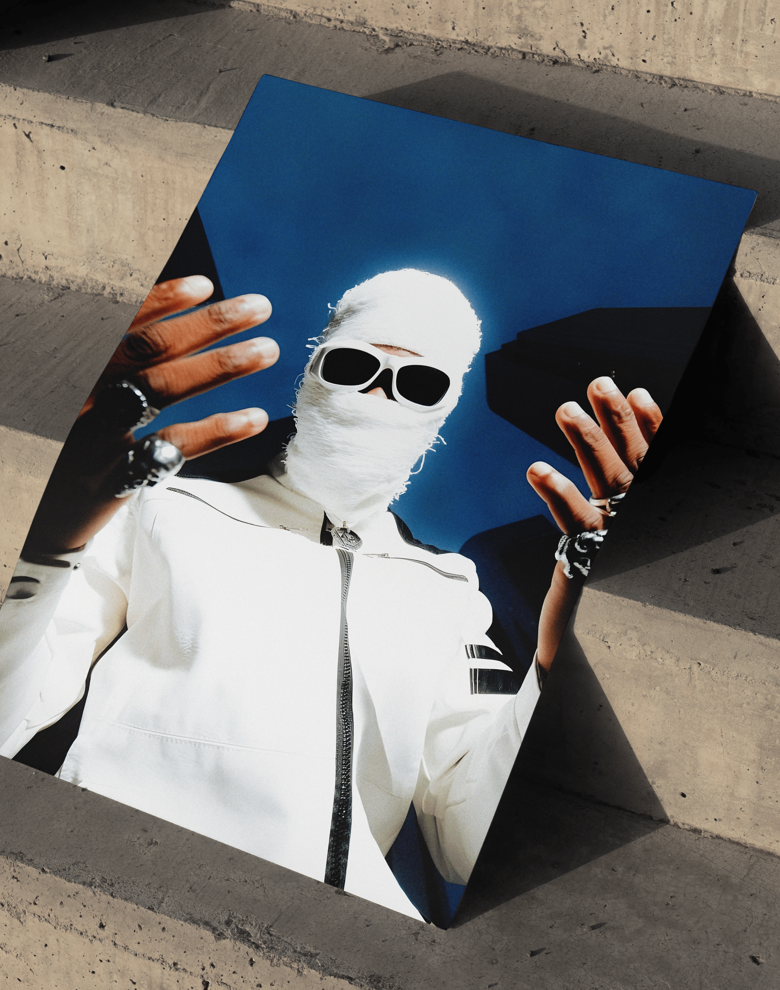 Urban Ghost Modern Duvar Tablosu – Beyaz Maskeli Street Poster