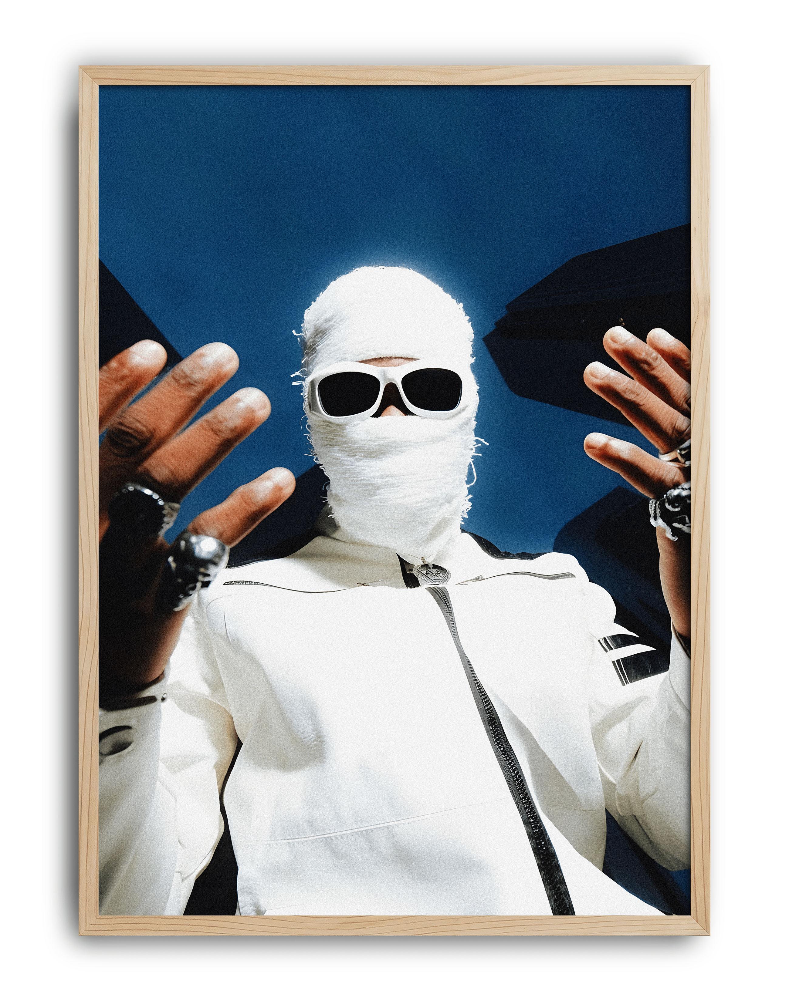 Urban Ghost Modern Duvar Tablosu – Beyaz Maskeli Street Poster