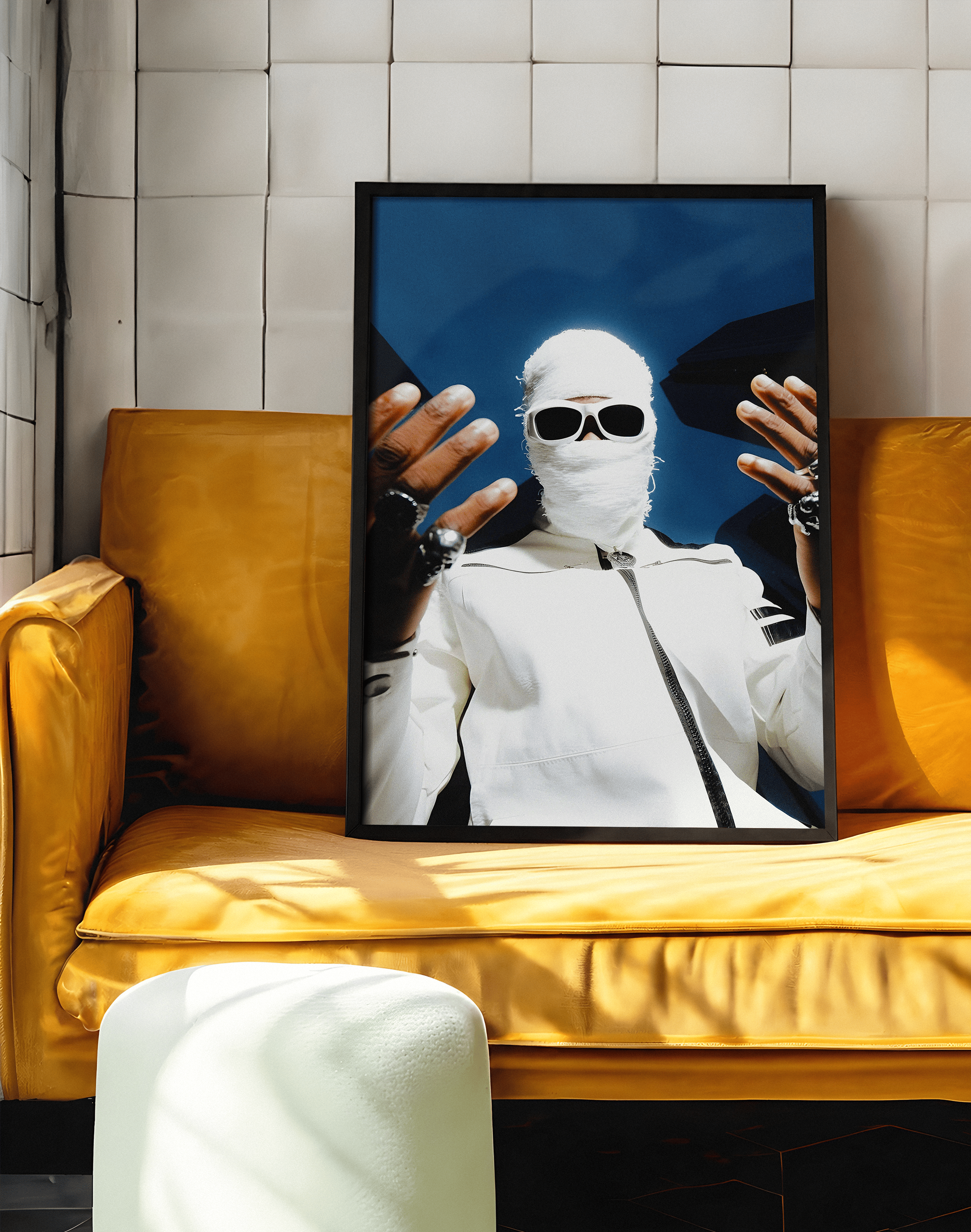 Urban Ghost Modern Duvar Tablosu – Beyaz Maskeli Street Poster