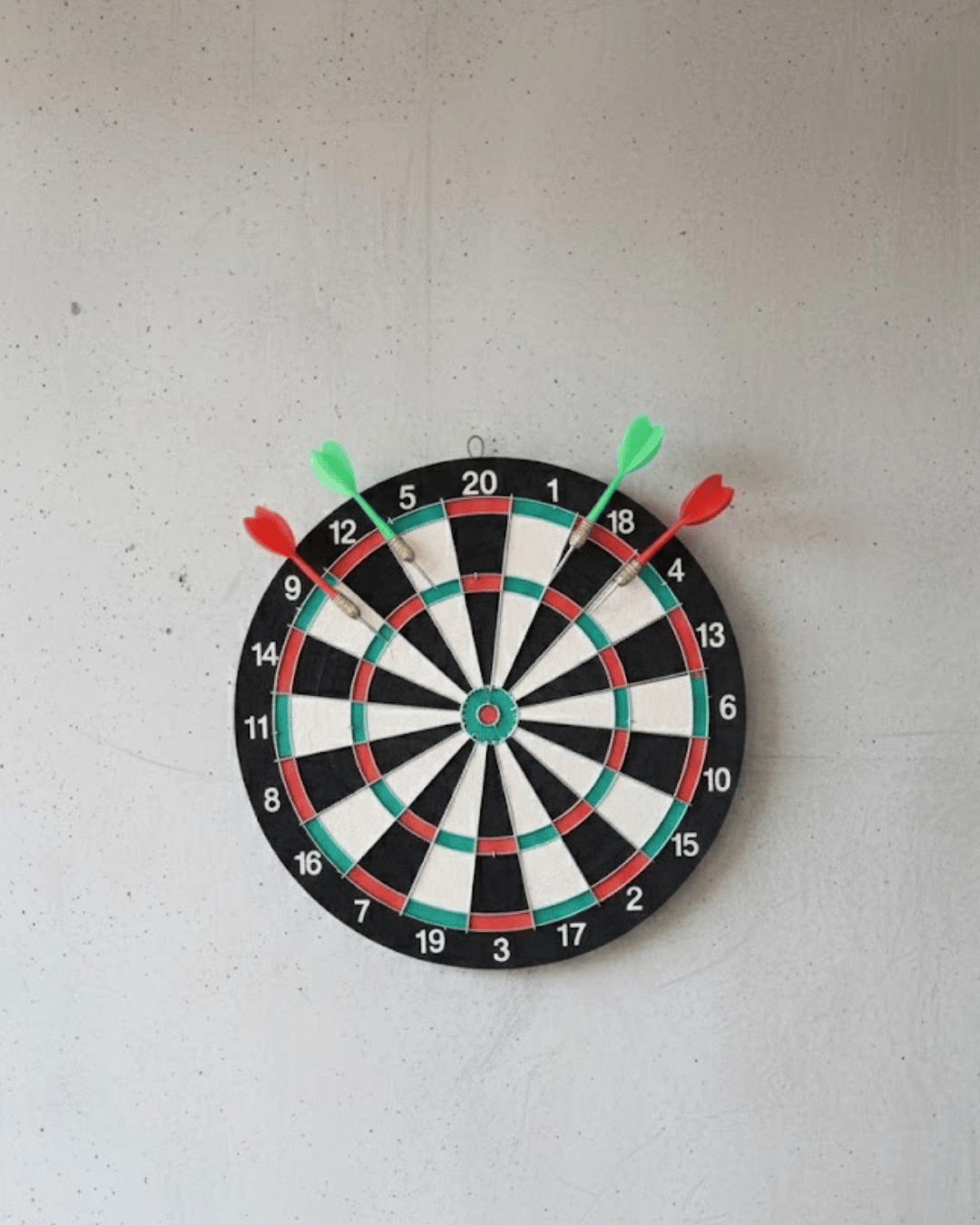 17 İnç Profesyonel Dart Tahtası Dayanıklı Yapı ve 4 Metal Dart Oku