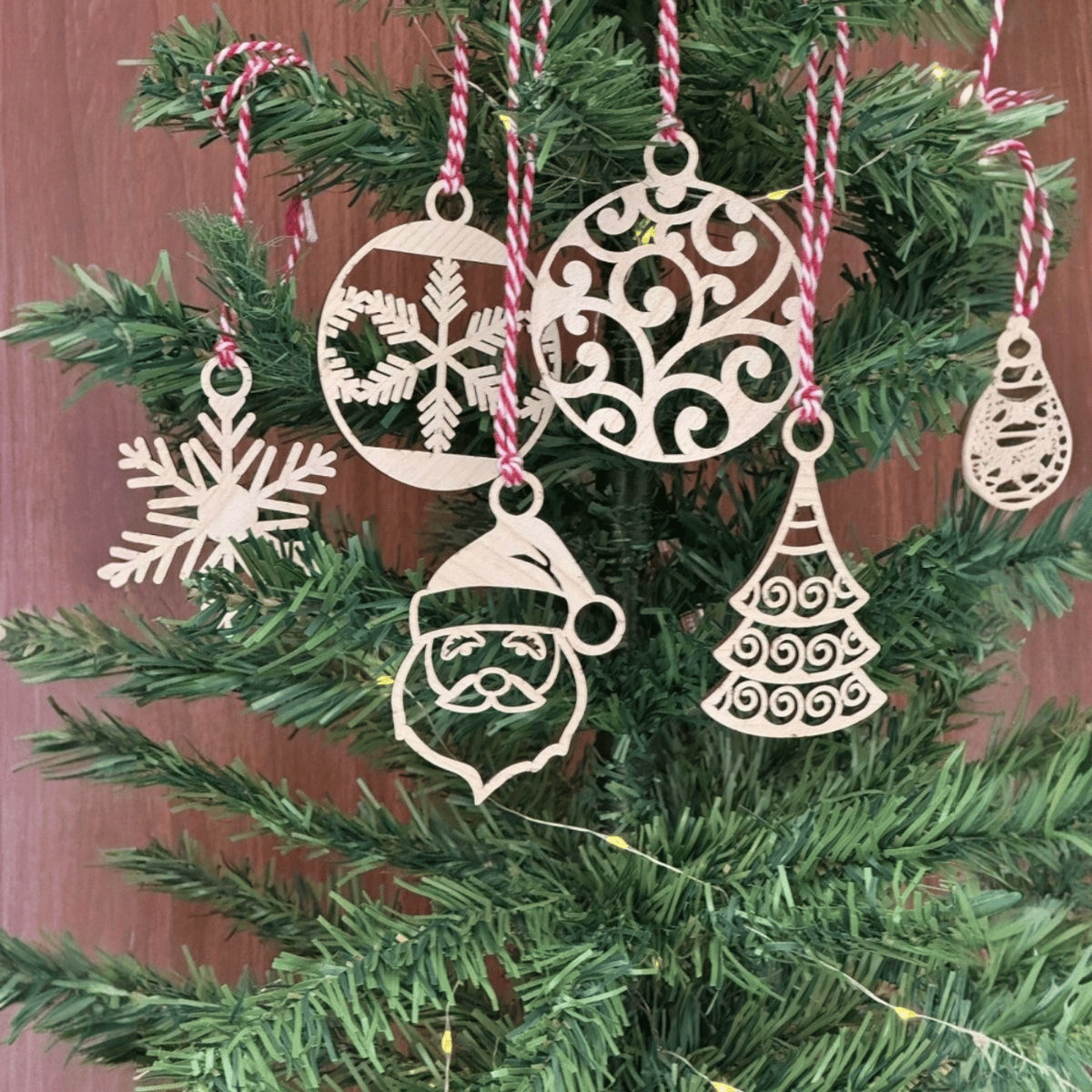 6 Parça Kırmızı Beyaz İpli Noel Babalı Ve Kar Tanesi Model Ahşap Yılbaşı Ağaç Süsü Bx40