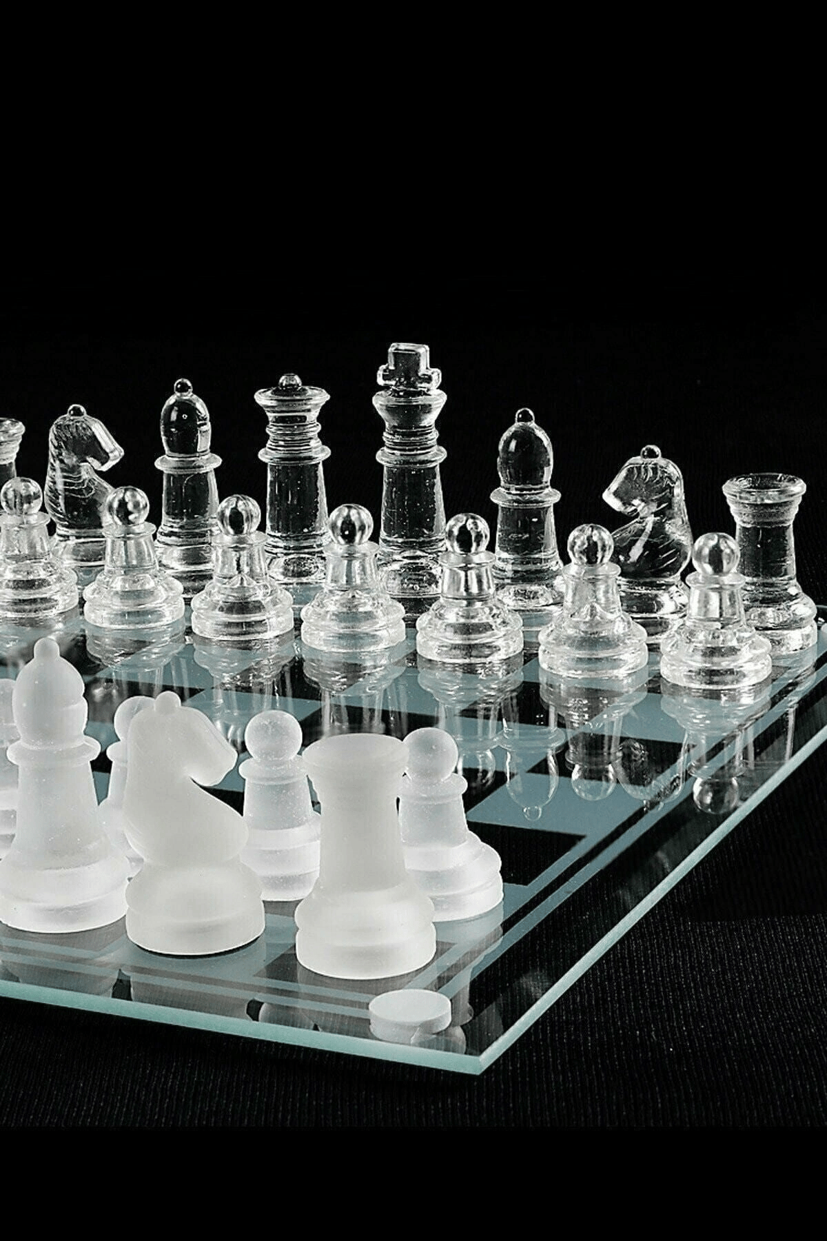 Cam satranç takımı 20x20 cm boyutunda şeffaf cam taşlar ve cam satranç tahtası ile