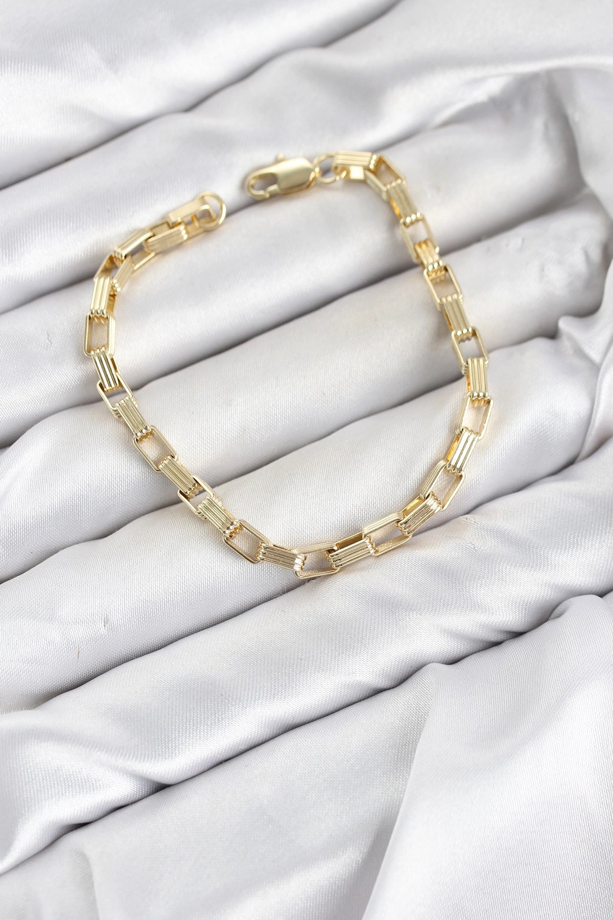CM Kare Halka Model Gold Renk Pirinç Kadın Bileklik