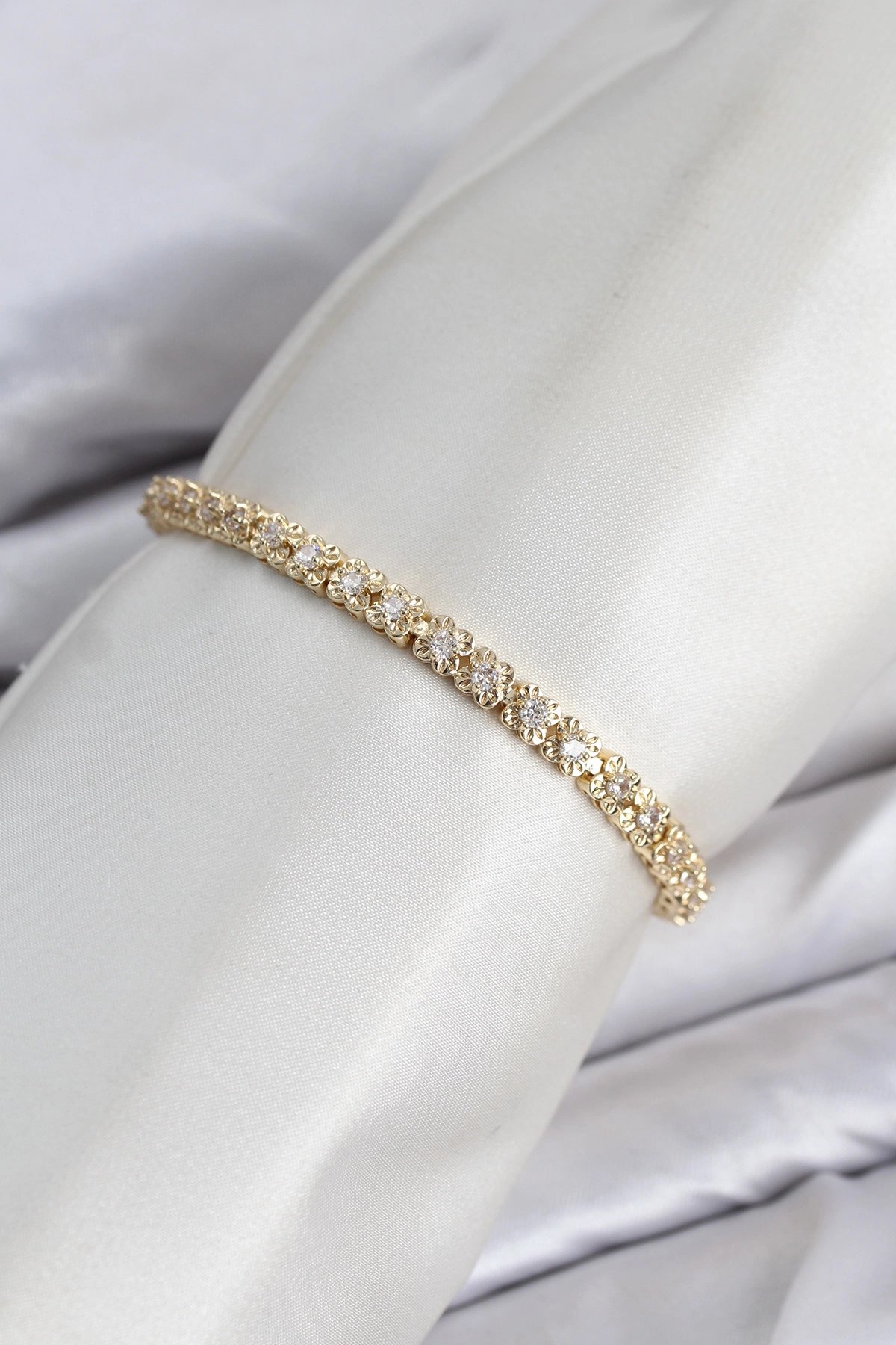 CM Model Zirkon Taşlı VIP Seri Gold Renk Pirinç Kadın Bileklik