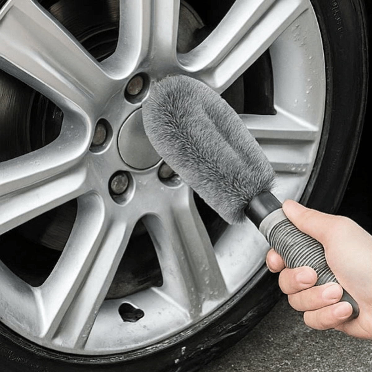 Gri Oto Jant Temizleme Fırçası – Ergonomik Saplı, Lastik Ve Jant Detay Temizliği İçin Güçlü Kıllı Fırça Bx40