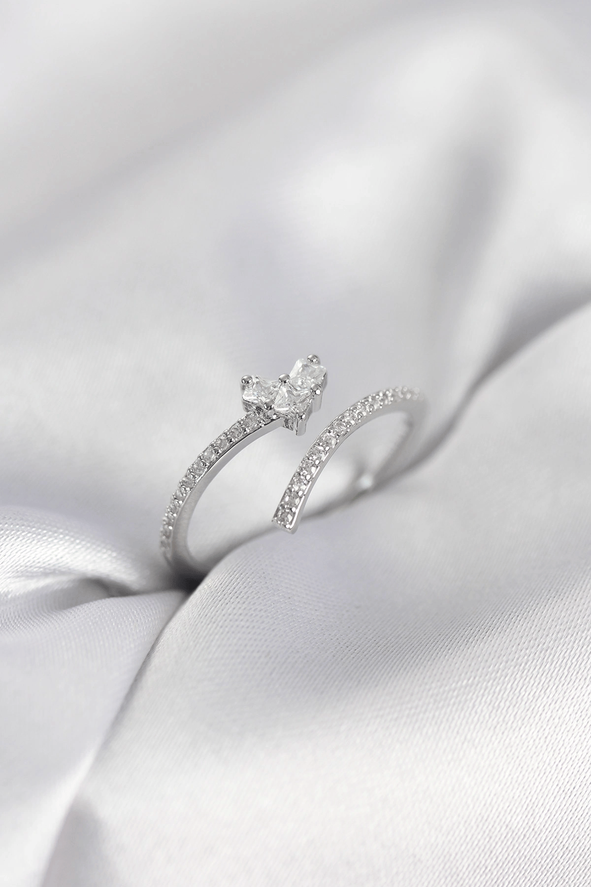 Gümüş Renk Zirkon Taşlı Kuyruklu Kalp Model Kadın Yüzük