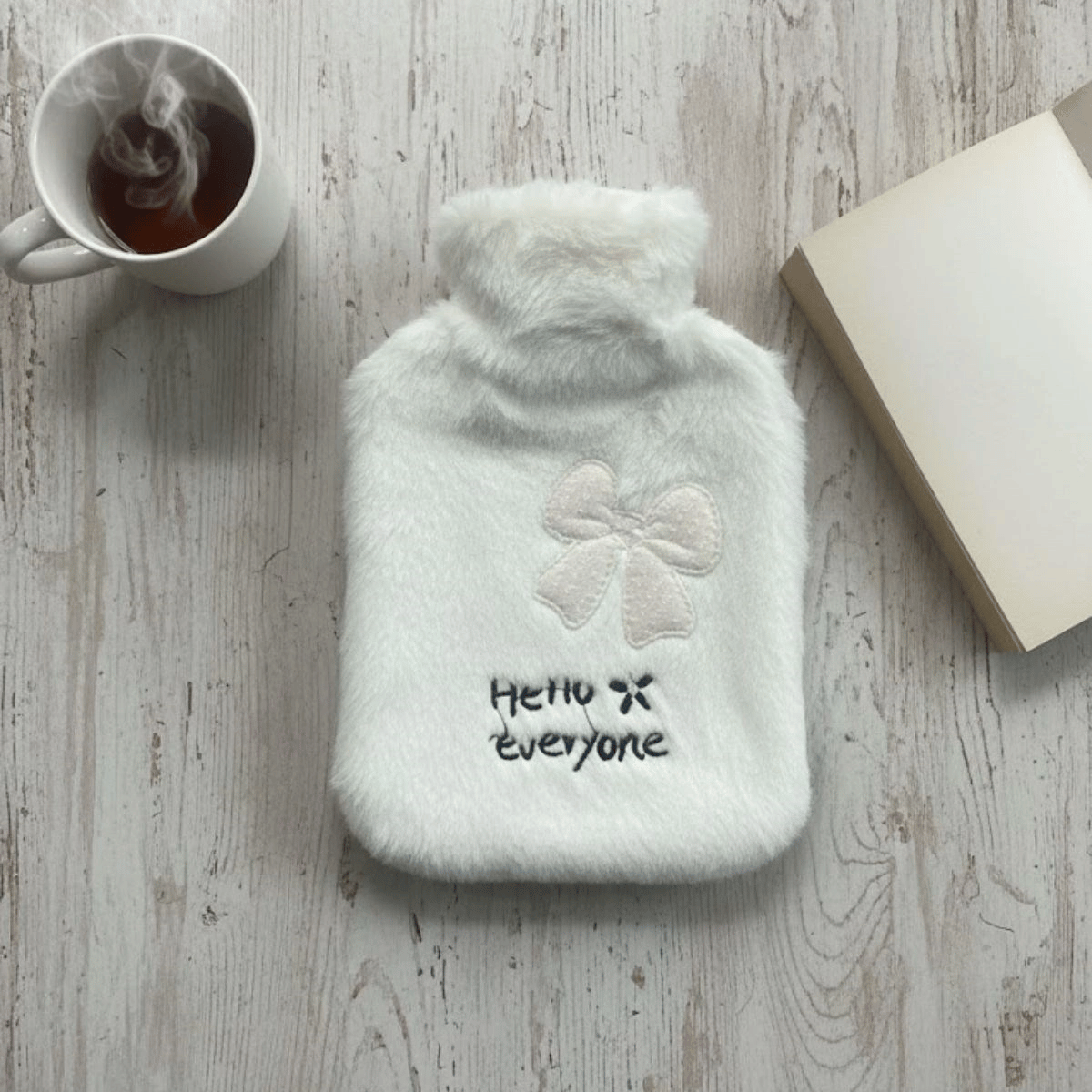 Hello Everyone Yazılı Kurdeleli Beyaz Peluş Sıcak Su Torbası 1 Lt – Yumuşak Kılıf, Uzun Süre Sıcak Tutan Termal Su Torbası Bx40