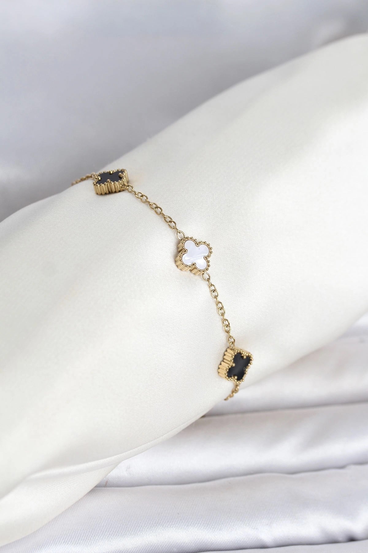 Mey İthalat® 316L Çelik Gold Renk Siyah Beyaz Baby Yonca Model Kadın Bileklik