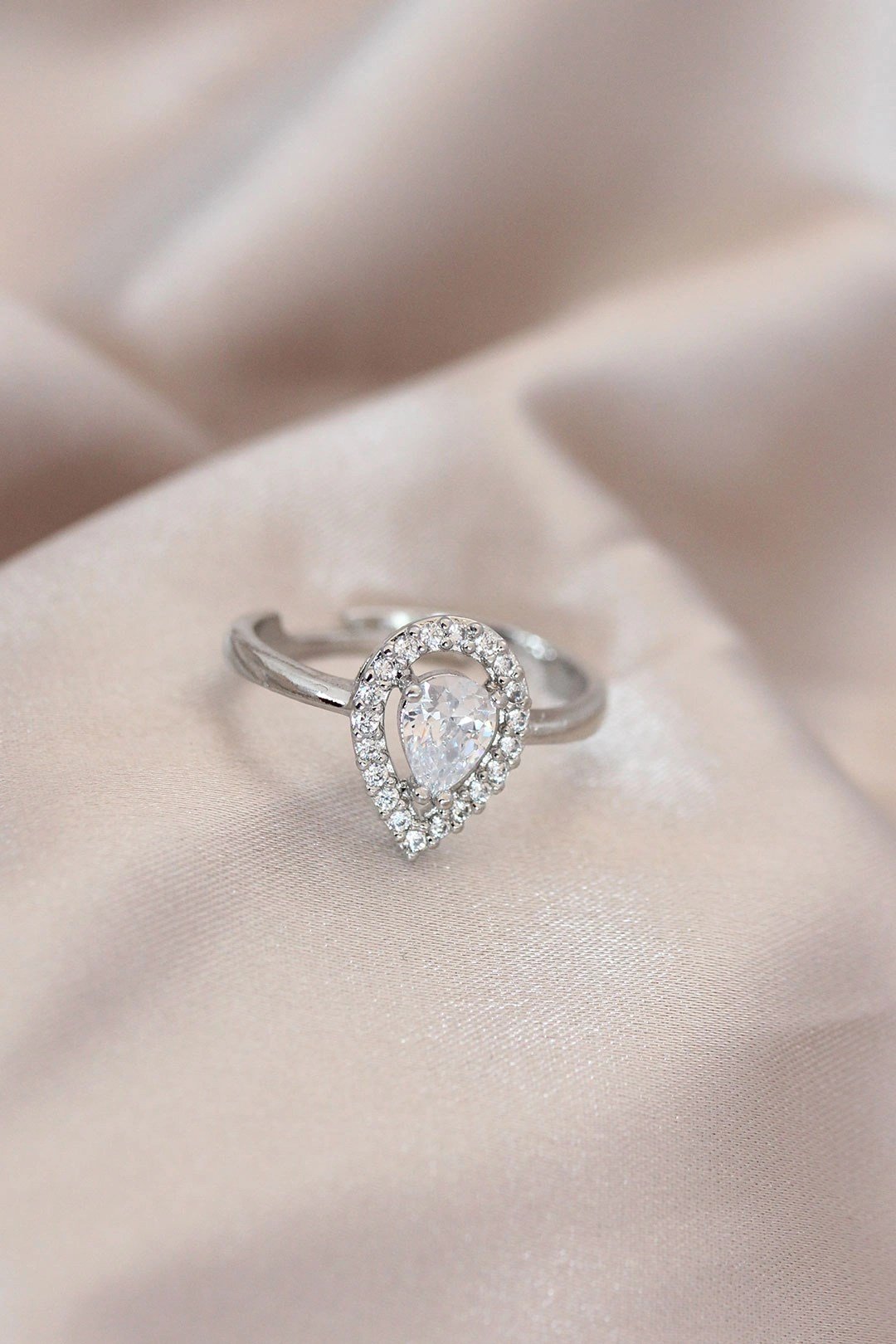 Mey İthalat® Ayarlamalı Silver Renk Metal Zirkon ve Kristal Taşlı Damla Model Yüzük
