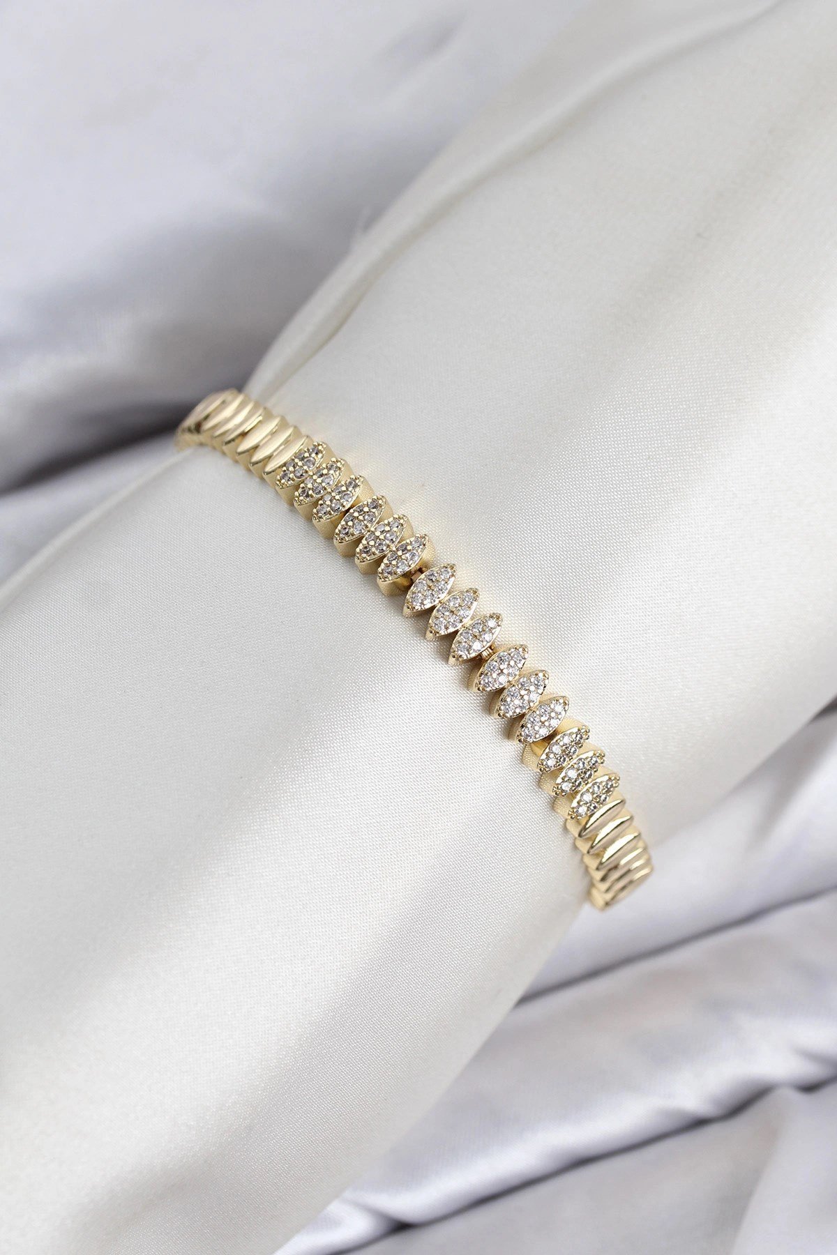 Mey İthalat® CM Arpa Model Zirkon Taşlı VIP Seri Gold Renk Pirinç Kadın Bileklik