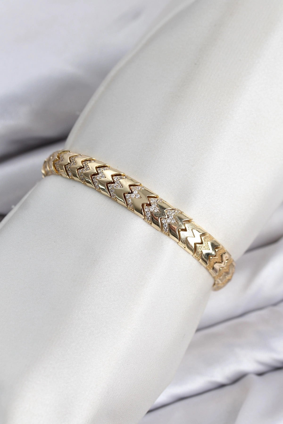 Mey İthalat® CM Kalın Yılan Model Zirkon Taşlı VIP Seri Gold Renk Pirinç Kadın Bileklik