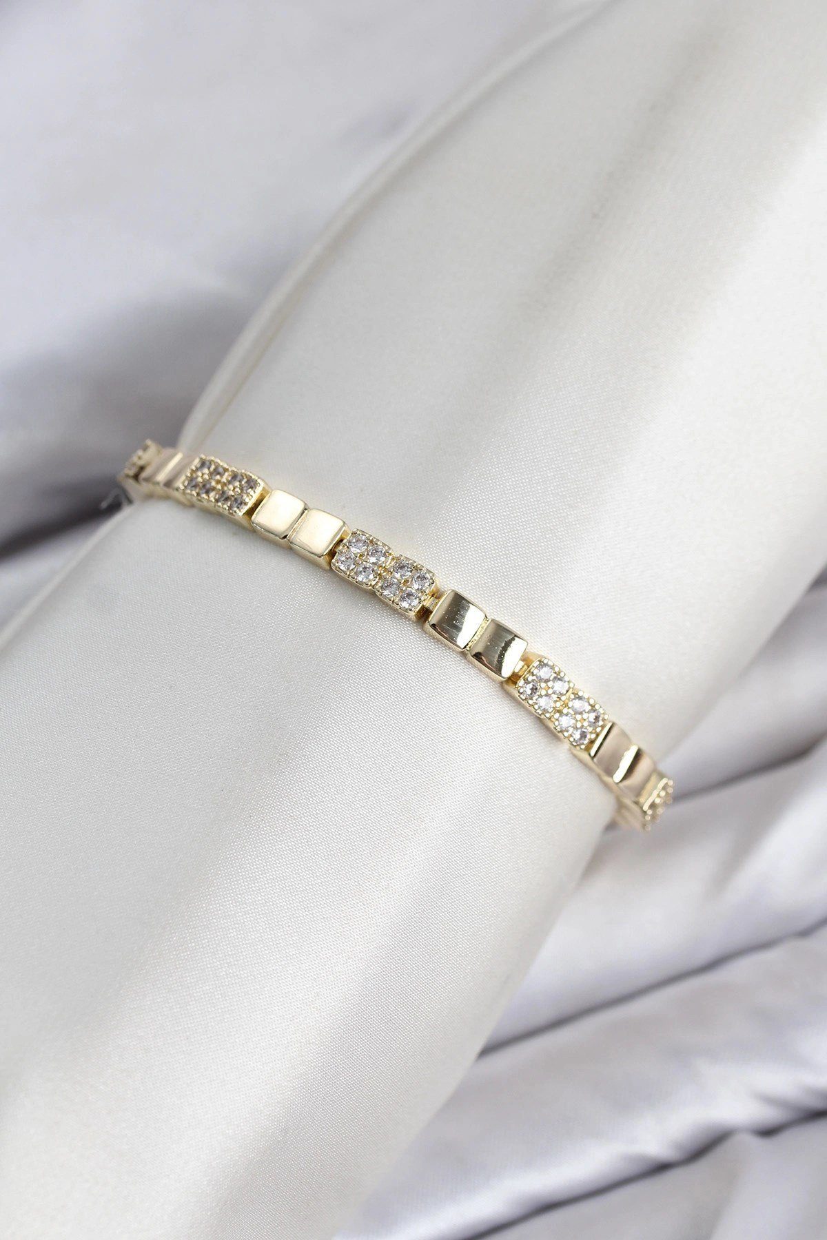 Mey İthalat® CM Kare Model Zirkon Taşlı VIP Seri Gold Renk Pirinç Kadın Bileklik