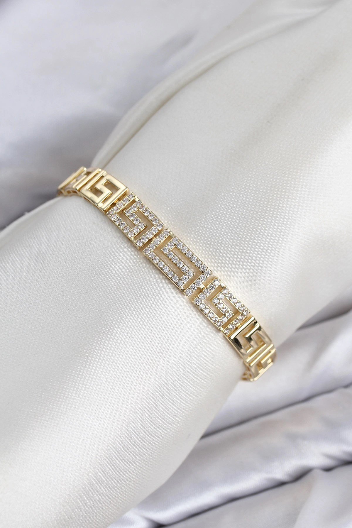 Mey İthalat® CM Labirent Model Zirkon Taşlı VIP Seri Gold Renk Pirinç Kadın Bileklik