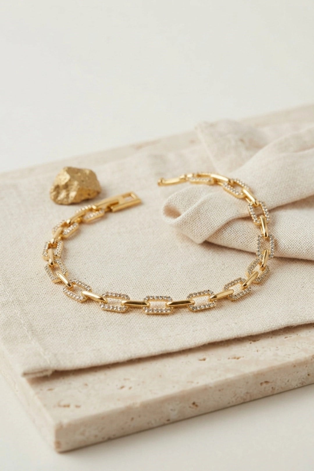Mey İthalat® Gold Renk Pirinç Sıralı Kare Model Zirkon Taşlı Bileklik