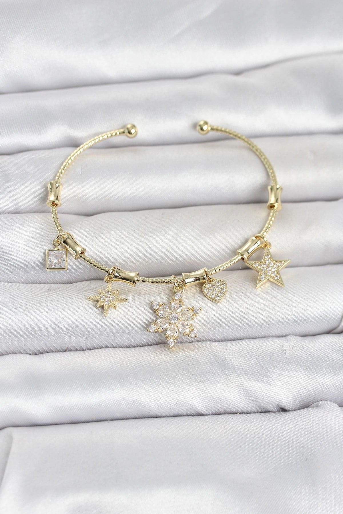 Mey İthalat® Pirinç Gold Renk Lotus Detay Charmlı Kadın Bileklik