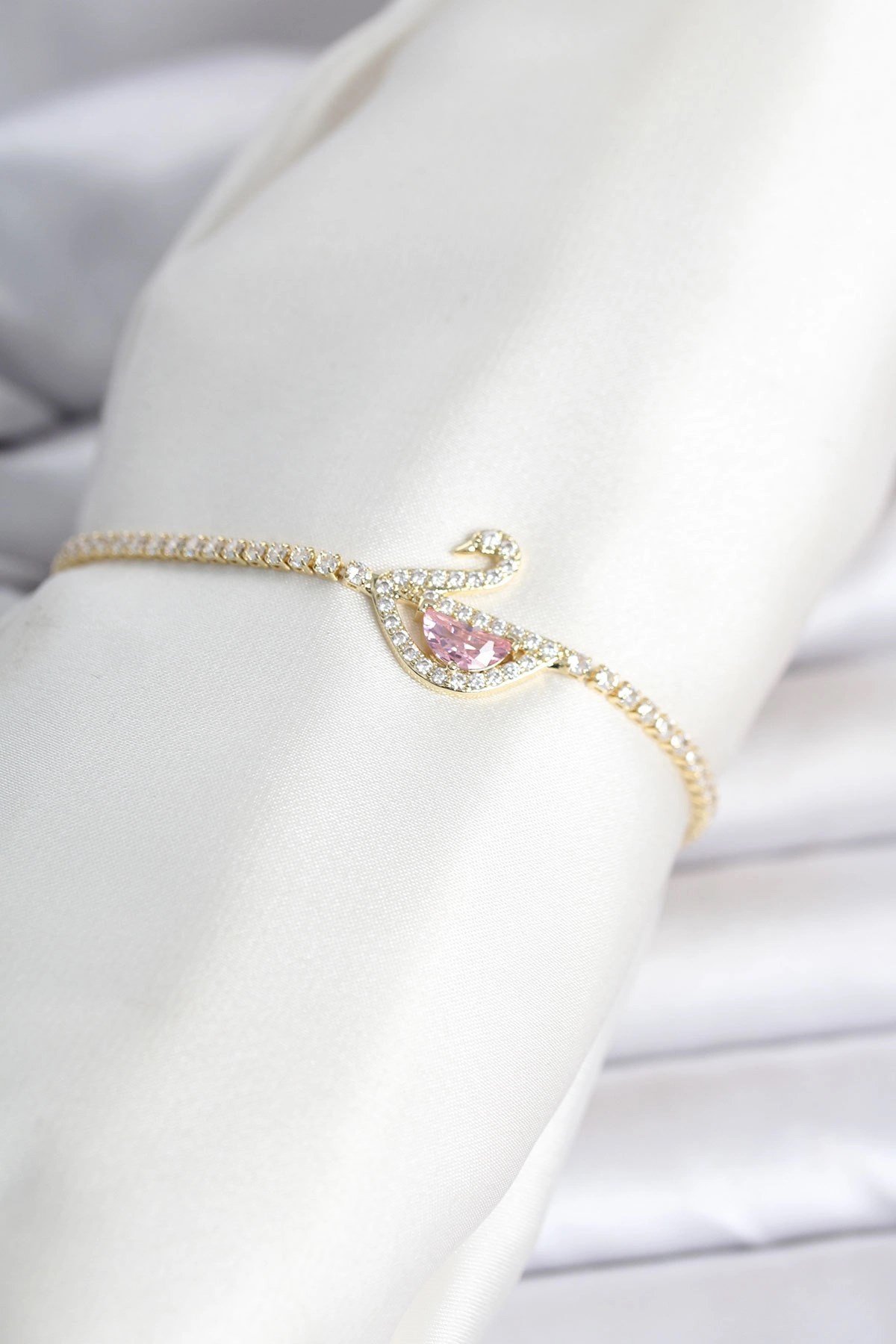 Mey İthalat® Pirinç Gold Renk Zirkon Taşlı Swan Model Su Yolu Kadın Bileklik