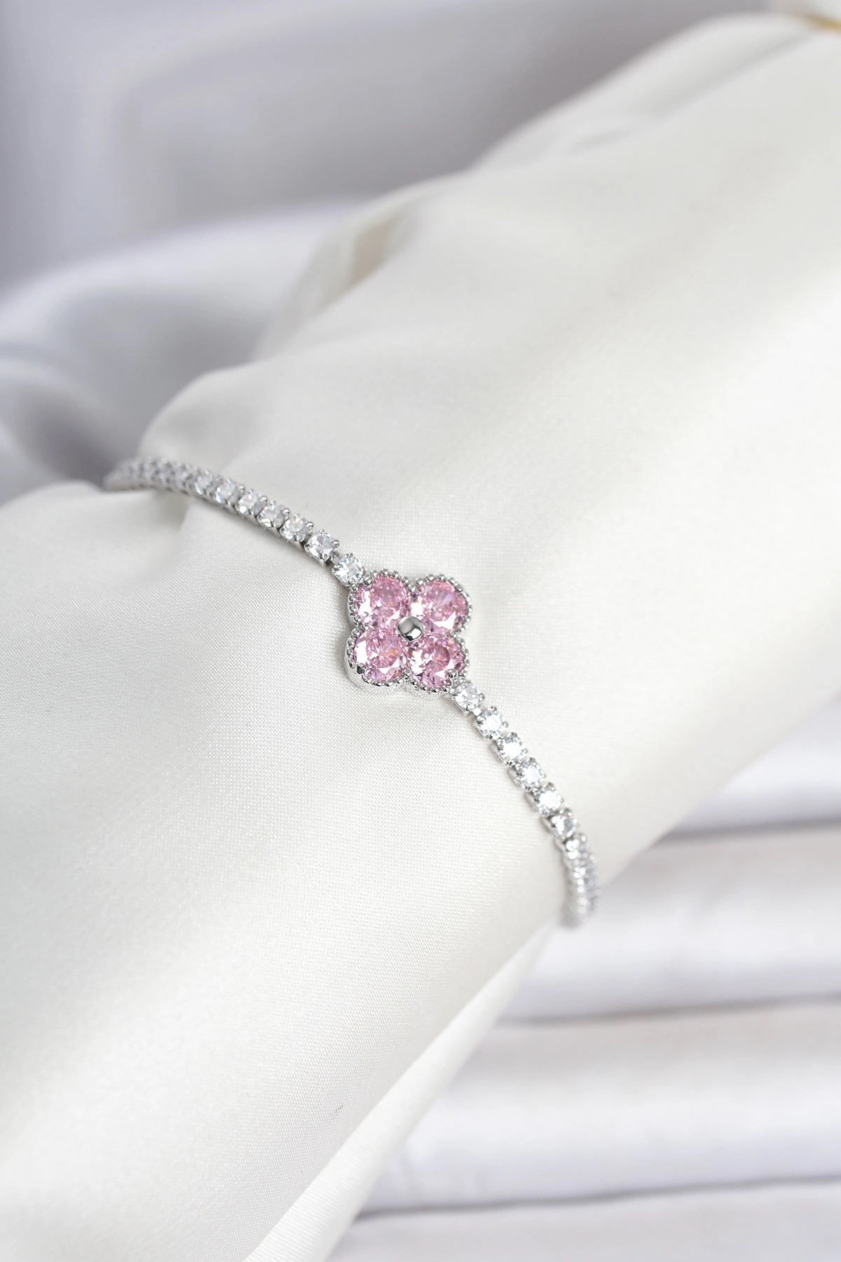 Mey İthalat® Pirinç Gümüş Renk Pembe Zirkon Taşlı Yonca Model Su Yolu Kadın Bileklik